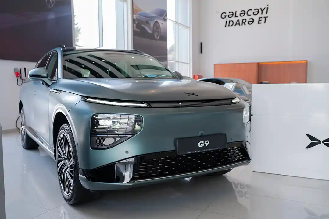 ELEKTRİK GÖSTƏRİCİLƏRİ:
● Yürüş məsafəsi – 562 km (NEDC)
● Batareyanın həcmi – 86.2 kWh
● Sürətli şarjlama (175 kW): 10% - 80% ~ 29 dəqiqə
● Enerji sərfiyyatı – 19.2 kWh
● Enerji bərpası (rekuperasiya) – >30%
● Əyləc zamanı enerjinin bərpa sistemi (EHB)
● Avropa standartlı şarj interfeysi (CCS2)
● Portativ şarj tapançası (220V)
━━━━━━━━━━━━━━━━━━━━━━━━━━━━━━━━
MÜHƏRRİK
● Mühərrik sayı – 2 (əd.)
● Fırlanma anı – 717 (Nm)
● Maksimal sürət – 200 (km/s)
● 0 - 100 km/s sürətlənmə – 4.1 (san.)
● Standart, Eco və Sport rejimləri
━━━━━━━━━━━━━━━━━━━━━━━━━━━━━━━━
PARAMETRLƏR
● Çəki – 2180 (kq)
● Ölçülər – 4888 / 1896 / 1450 (mm)
● Təkər bazası – 2998 (mm)
● Baqaj həcmi – 440/915 (L)
● Təkər ölçüsü – 245/45 R19