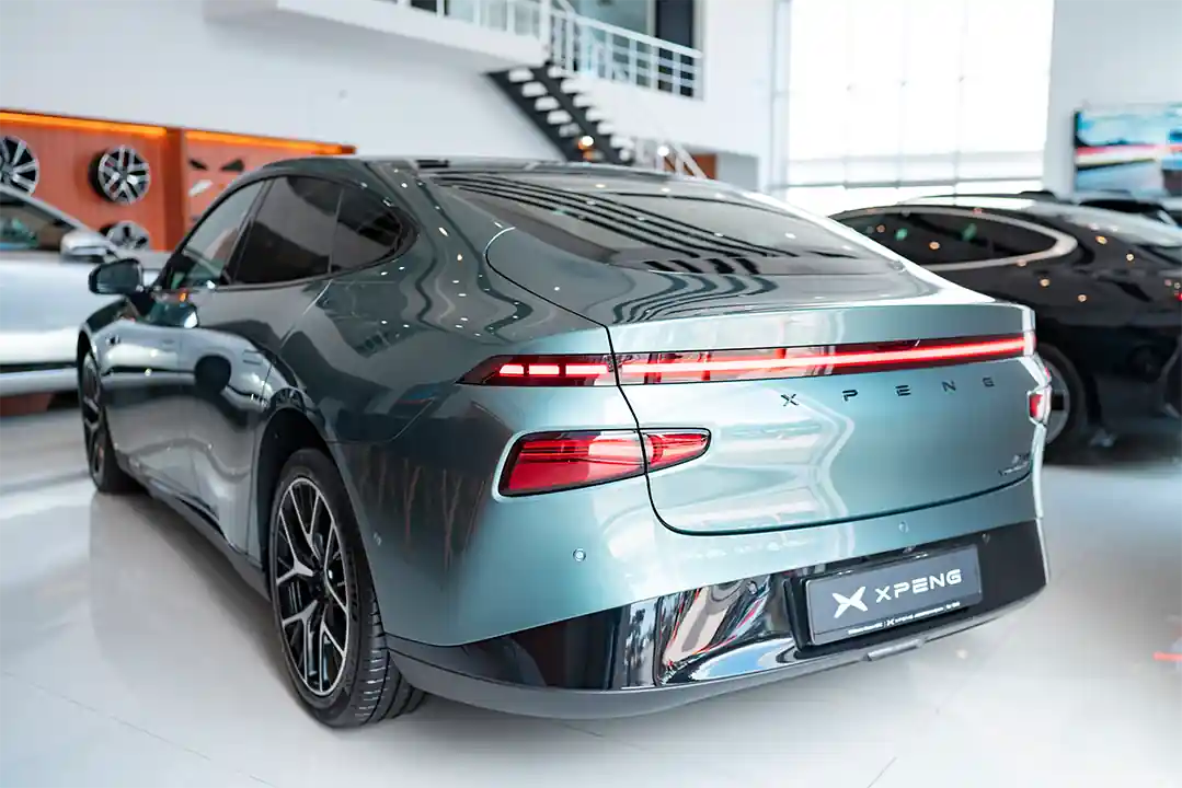 ELEKTRİK GÖSTƏRİCİLƏRİ:
● Yürüş məsafəsi – 562 km (NEDC)
● Batareyanın həcmi – 86.2 kWh
● Sürətli şarjlama (175 kW): 10% - 80% ~ 29 dəqiqə
● Enerji sərfiyyatı – 19.2 kWh
● Enerji bərpası (rekuperasiya) – >30%
● Əyləc zamanı enerjinin bərpa sistemi (EHB)
● Avropa standartlı şarj interfeysi (CCS2)
● Portativ şarj tapançası (220V)
━━━━━━━━━━━━━━━━━━━━━━━━━━━━━━━━
MÜHƏRRİK
● Mühərrik sayı – 2 (əd.)
● Fırlanma anı – 717 (Nm)
● Maksimal sürət – 200 (km/s)
● 0 - 100 km/s sürətlənmə – 4.1 (san.)
● Standart, Eco və Sport rejimləri
━━━━━━━━━━━━━━━━━━━━━━━━━━━━━━━━
PARAMETRLƏR
● Çəki – 2180 (kq)
● Ölçülər – 4888 / 1896 / 1450 (mm)
● Təkər bazası – 2998 (mm)
● Baqaj həcmi – 440/915 (L)
● Təkər ölçüsü – 245/45 R19