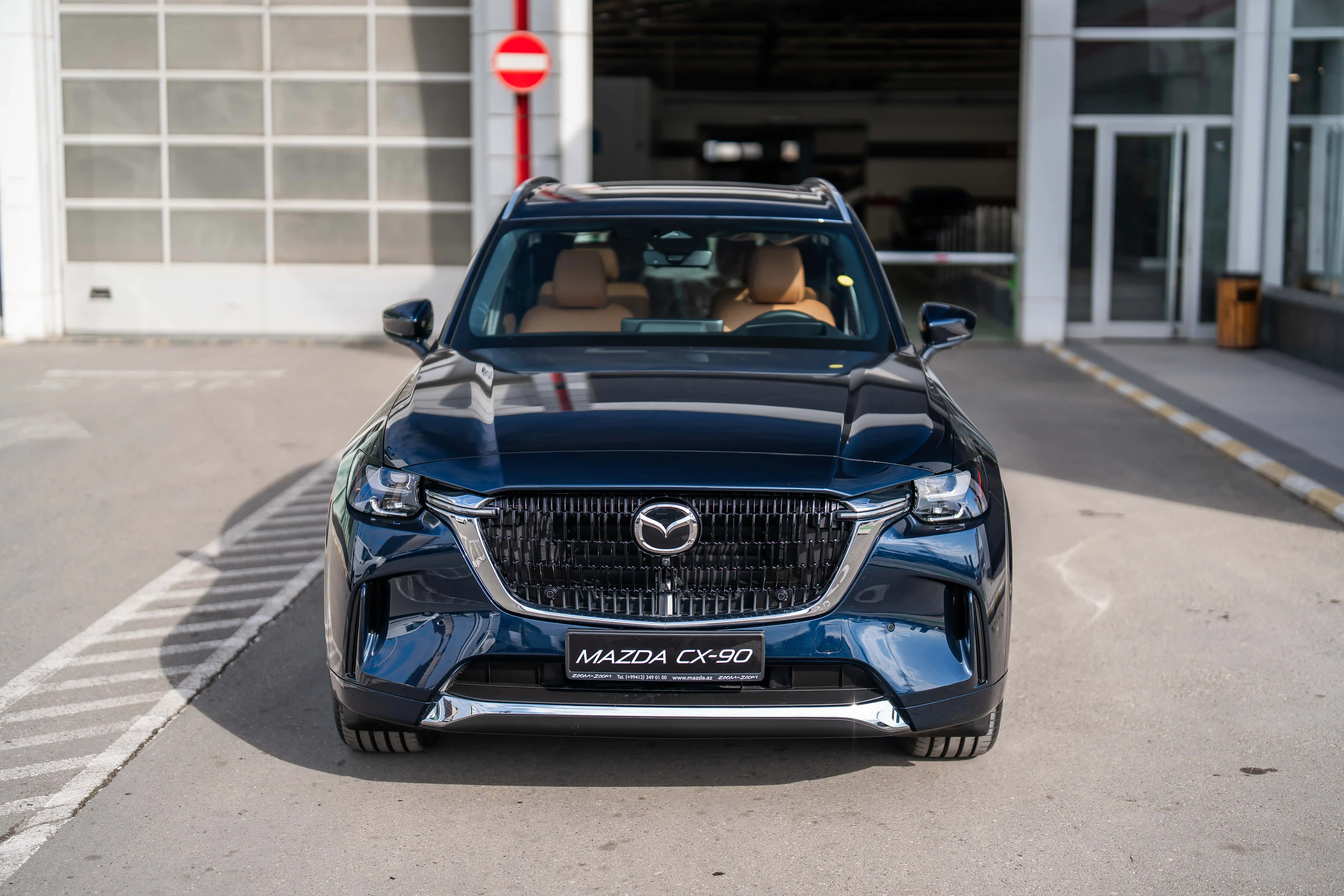 Mazda CX-90 avtomobili estetik görüntüsü və erqonomik interyeri ilə sürücülərə komfortlu və zövqlü sürüş vəd edir. 6 silindrli SkyActiv mühərriki və 345 at gücü ilə çıxdığınız hər yol səyahətində güclü performansı hiss edəcəksiniz. Mazda CX-90 həm şəhər içində, həm də xaricində optimal sükan idarəetməsini və yüksək səviyyəli manevr qabiliyyətini təmin edir.