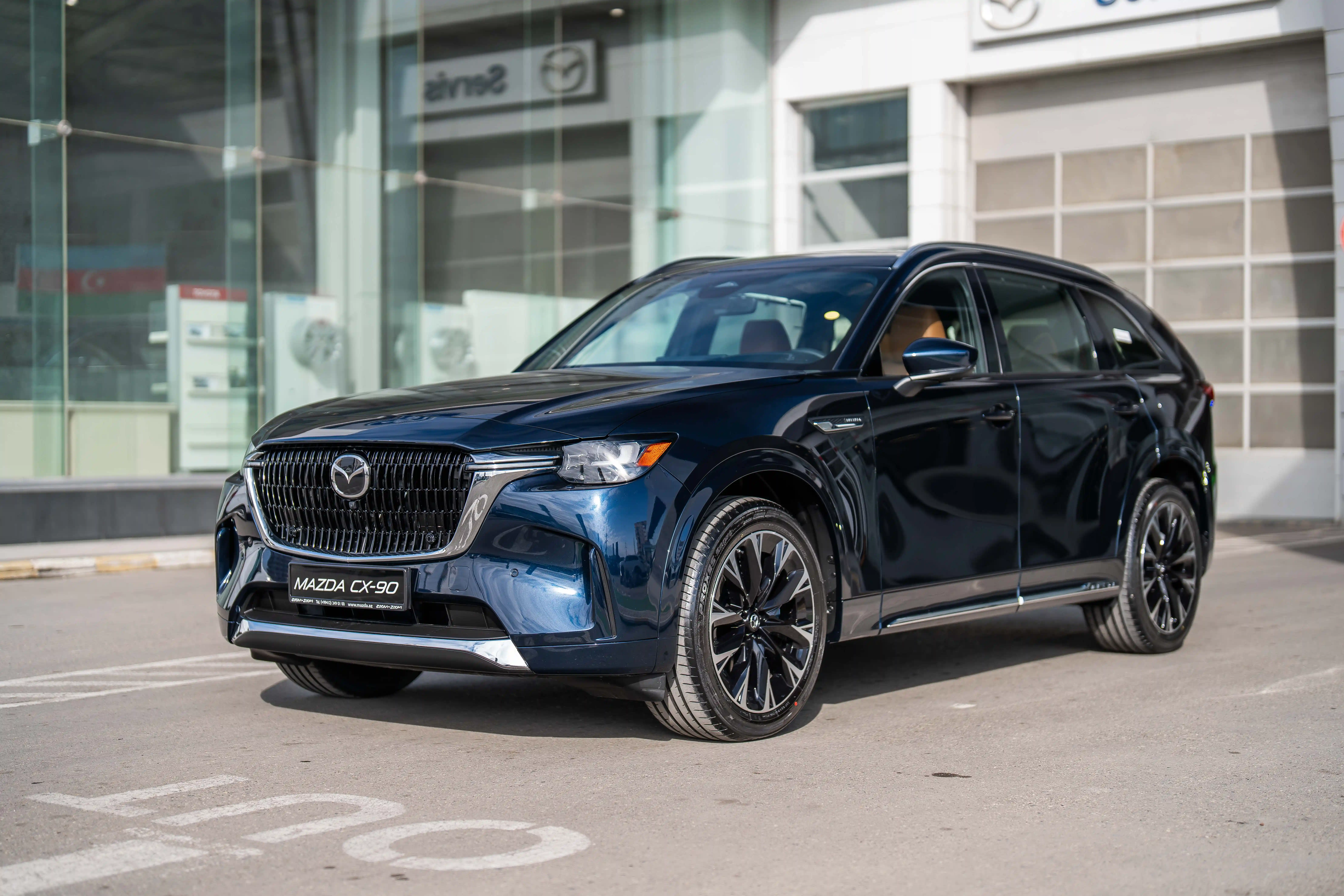 Mazda CX-90 avtomobili estetik görüntüsü və erqonomik interyeri ilə sürücülərə komfortlu və zövqlü sürüş vəd edir. 6 silindrli SkyActiv mühərriki və 345 at gücü ilə çıxdığınız hər yol səyahətində güclü performansı hiss edəcəksiniz. Mazda CX-90 həm şəhər içində, həm də xaricində optimal sükan idarəetməsini və yüksək səviyyəli manevr qabiliyyətini təmin edir.