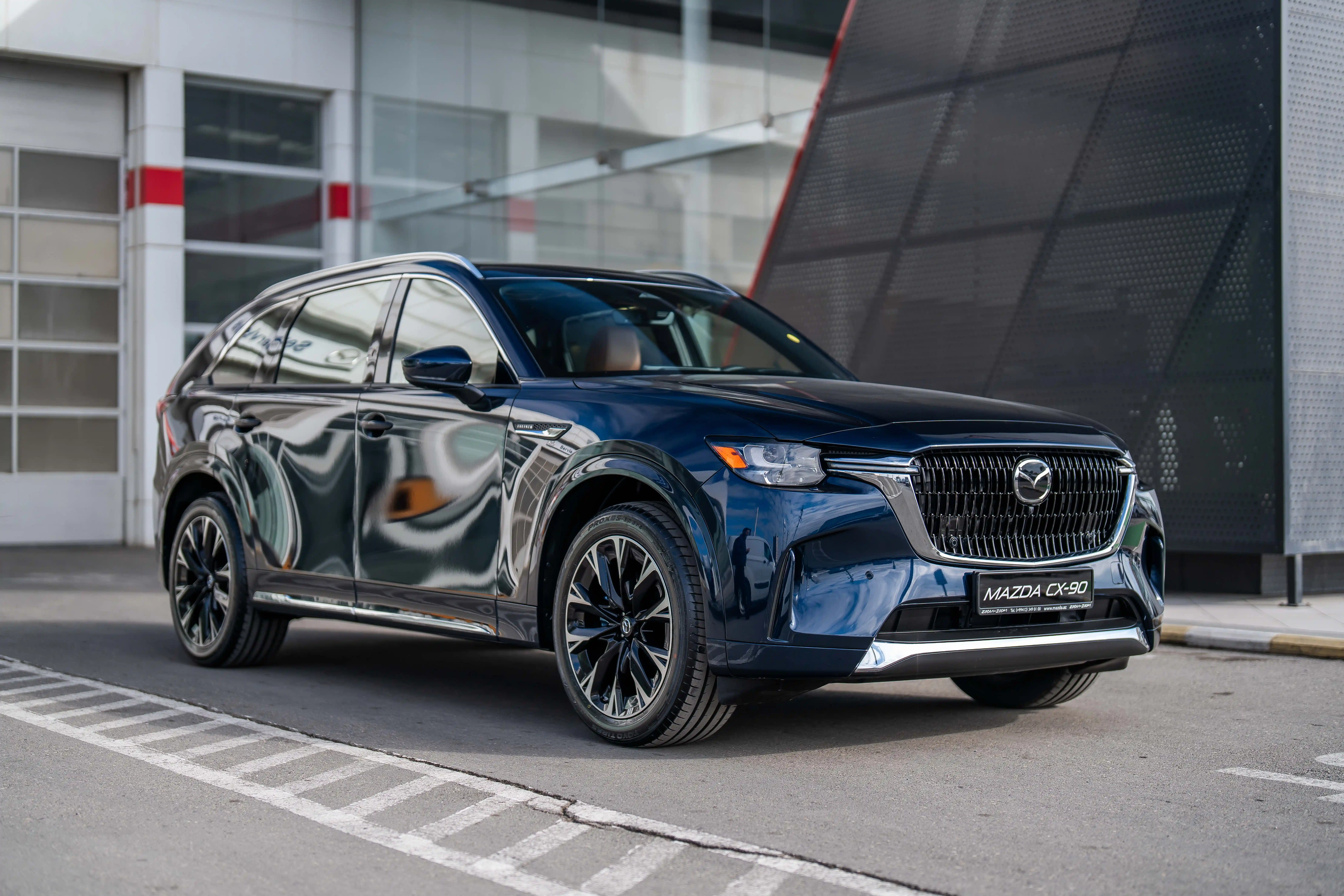 Mazda CX-90 avtomobili estetik görüntüsü və erqonomik interyeri ilə sürücülərə komfortlu və zövqlü sürüş vəd edir. 6 silindrli SkyActiv mühərriki və 345 at gücü ilə çıxdığınız hər yol səyahətində güclü performansı hiss edəcəksiniz. Mazda CX-90 həm şəhər içində, həm də xaricində optimal sükan idarəetməsini və yüksək səviyyəli manevr qabiliyyətini təmin edir.
