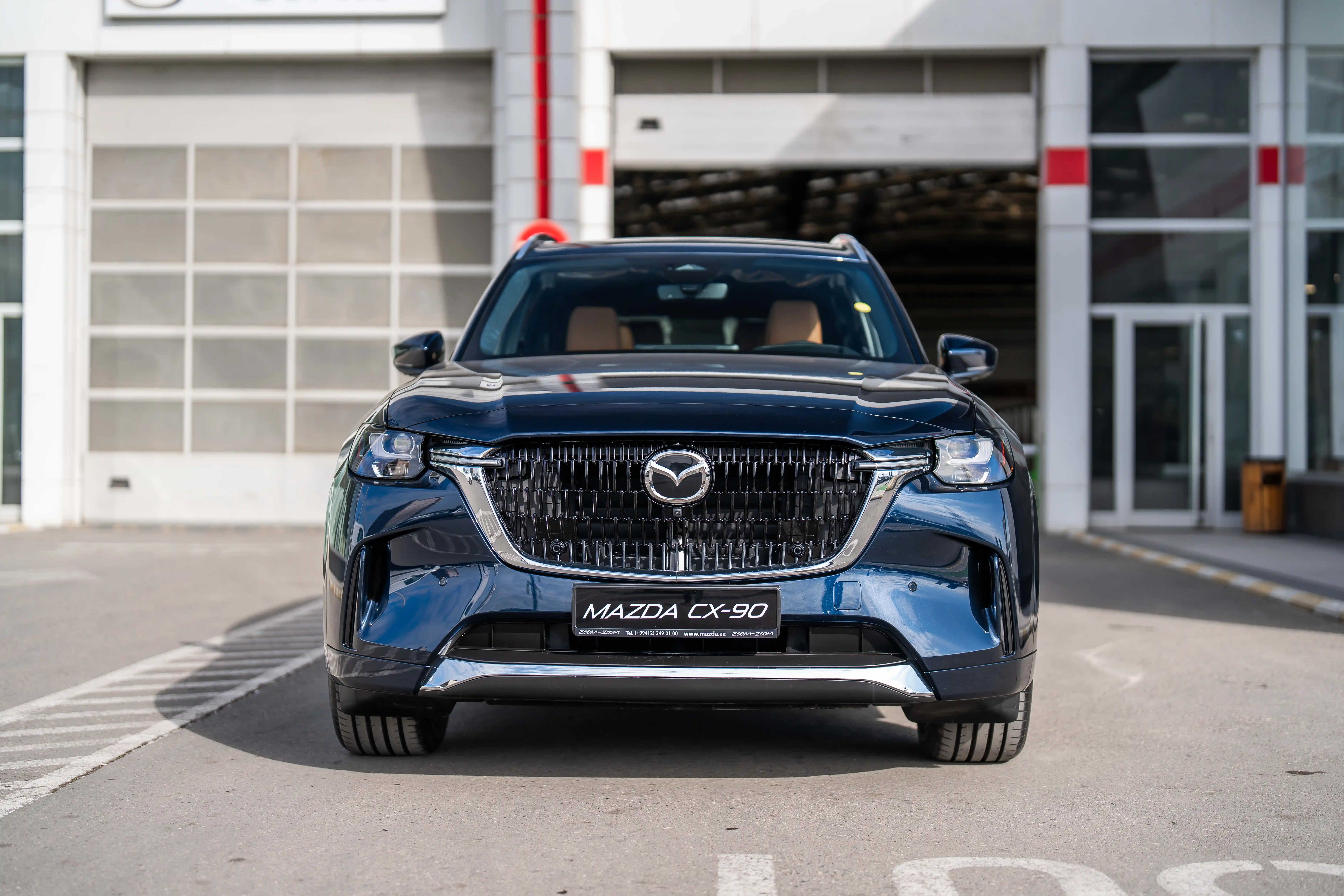 Mazda CX-90 avtomobili estetik görüntüsü və erqonomik interyeri ilə sürücülərə komfortlu və zövqlü sürüş vəd edir. 6 silindrli SkyActiv mühərriki və 345 at gücü ilə çıxdığınız hər yol səyahətində güclü performansı hiss edəcəksiniz. Mazda CX-90 həm şəhər içində, həm də xaricində optimal sükan idarəetməsini və yüksək səviyyəli manevr qabiliyyətini təmin edir.