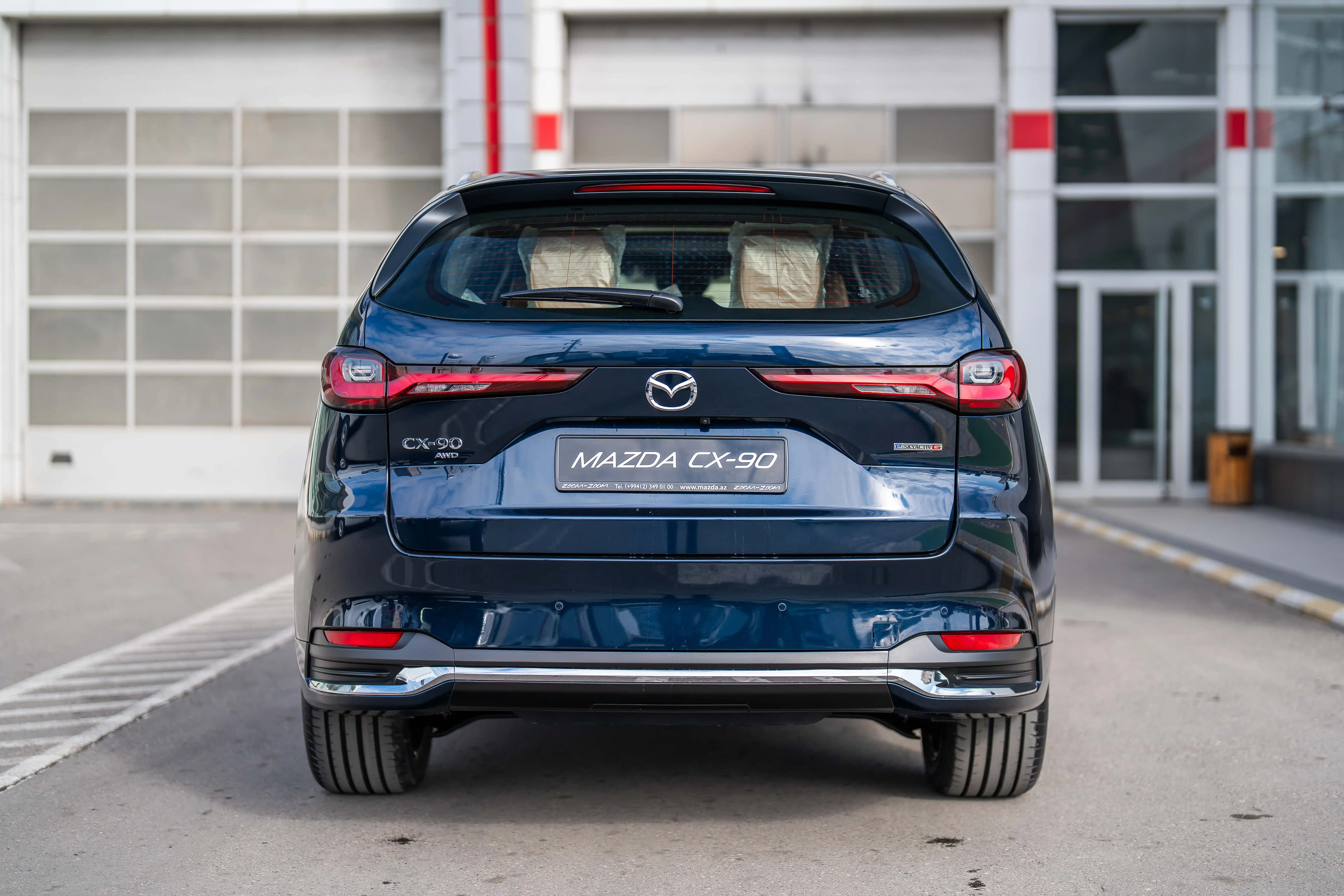 Mazda CX-90 avtomobili estetik görüntüsü və erqonomik interyeri ilə sürücülərə komfortlu və zövqlü sürüş vəd edir. 6 silindrli SkyActiv mühərriki və 345 at gücü ilə çıxdığınız hər yol səyahətində güclü performansı hiss edəcəksiniz. Mazda CX-90 həm şəhər içində, həm də xaricində optimal sükan idarəetməsini və yüksək səviyyəli manevr qabiliyyətini təmin edir.