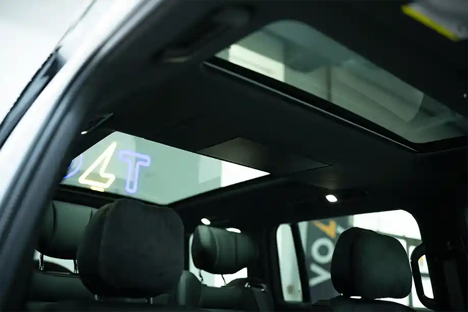 Rox 01 EREV SUV uzun məsafəli səyahətlər üçün uyğunlaşdırılmış ağıllı və lüks yolsuzluq avtomobilidir.
Altı və yeddi oturacaq konfiqurasiyasında mövcuddur.
Bundan əlavə, ROX 01 ağıllı sürücülük funksiyalarına da malikdir. Bütün avtomobil yüksək səviyyəli avtomatik idarə etməyə kömək edə bilən lidar və çoxsaylı kameralarla təchiz edilmişdir.