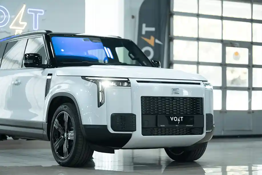 Rox 01 EREV SUV uzun məsafəli səyahətlər üçün uyğunlaşdırılmış ağıllı və lüks yolsuzluq avtomobilidir.
Altı və yeddi oturacaq konfiqurasiyasında mövcuddur.
Bundan əlavə, ROX 01 ağıllı sürücülük funksiyalarına da malikdir. Bütün avtomobil yüksək səviyyəli avtomatik idarə etməyə kömək edə bilən lidar və çoxsaylı kameralarla təchiz edilmişdir.