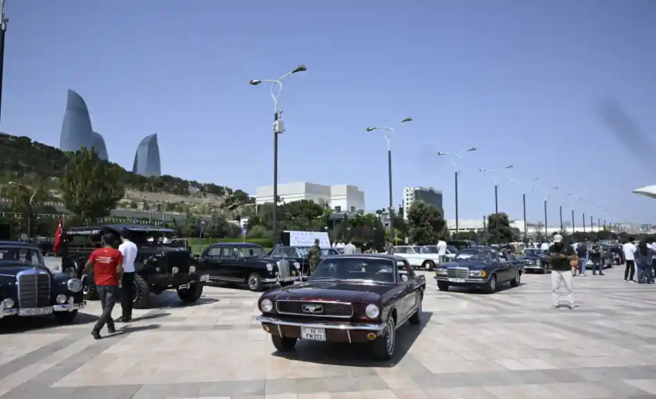 Bakıda klassik avtomobillərin yürüşü və sərgisi keçirildi.
Avqustun 25-də Azərbaycan Avtomobil Federasiyası (AAF), Bakı Şəhər Halqası Əməliyyat Şirkəti və “Dreamland Golf Club”un təşkilatçılığı, “Nazar Holding”in baş sponsorluğu ilə paytaxtda klassik avtomobillərin yürüşü və sərgisi keçirilib.
Yürüşə 1984-cü ilədək istehsal olunan avtomobillər qatılıb. Onların arasındakı ən qədim nəqliyyat vasitəsi 1929-cu ildə istehsal edilən “Mercedes Benz Gazelle” da olub. Bununla yanaşı, yürüşdə müxtəlif illərin bir-birindən unikal retro maşınları tamaşaçılarda nostalji hisslər yaradıb.
Dənizkənarı Milli Parkdan start götürən klassik avtomobillər şəhərin mərkəzi küçələri ilə yürüş edib.