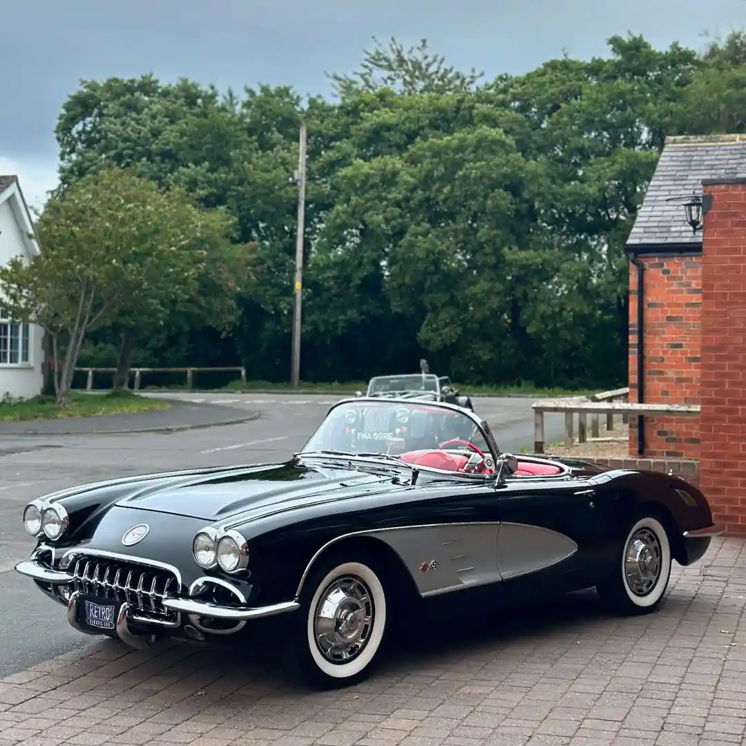1959 Chevrolet Corvette C1 350 V8 Avto.
Corvette C1 Amerikadan çıxan ilk və ən yaxşı görünən əsl idman avtomobili idi, bu mükafata layiq nümunəsi öz heyrətamiz rəng kombinasiyası ilə əla vəziyyətdədir. Bundan əlavə, bəzi İngilis və Avropalı həmkarlarına qarşı çıxan Corvette C1, gələcək illər üçün inanılmaz dəyər və əla investisiya fürsəti təklif edir.