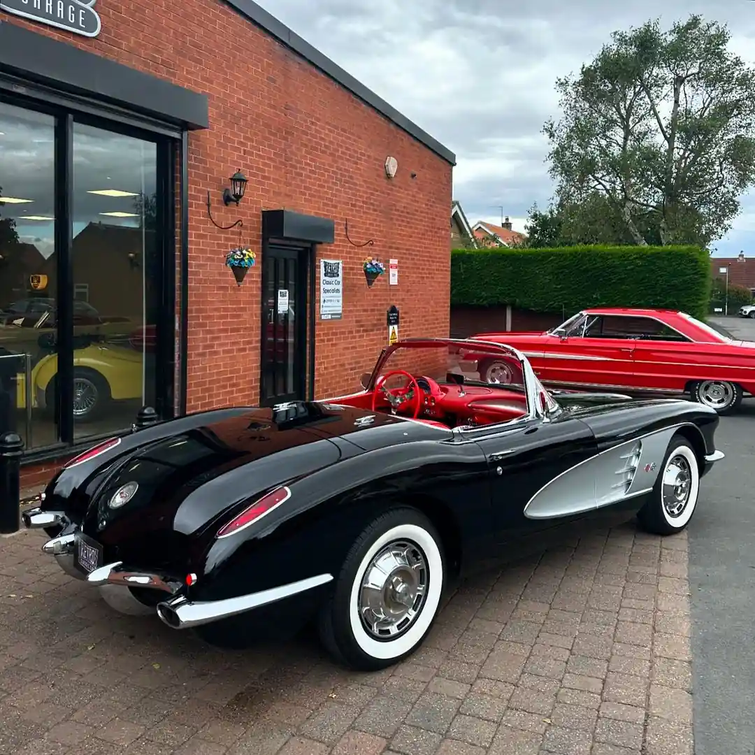 1959 Chevrolet Corvette C1 350 V8 Avto.
Corvette C1 Amerikadan çıxan ilk və ən yaxşı görünən əsl idman avtomobili idi, bu mükafata layiq nümunəsi öz heyrətamiz rəng kombinasiyası ilə əla vəziyyətdədir. Bundan əlavə, bəzi İngilis və Avropalı həmkarlarına qarşı çıxan Corvette C1, gələcək illər üçün inanılmaz dəyər və əla investisiya fürsəti təklif edir.