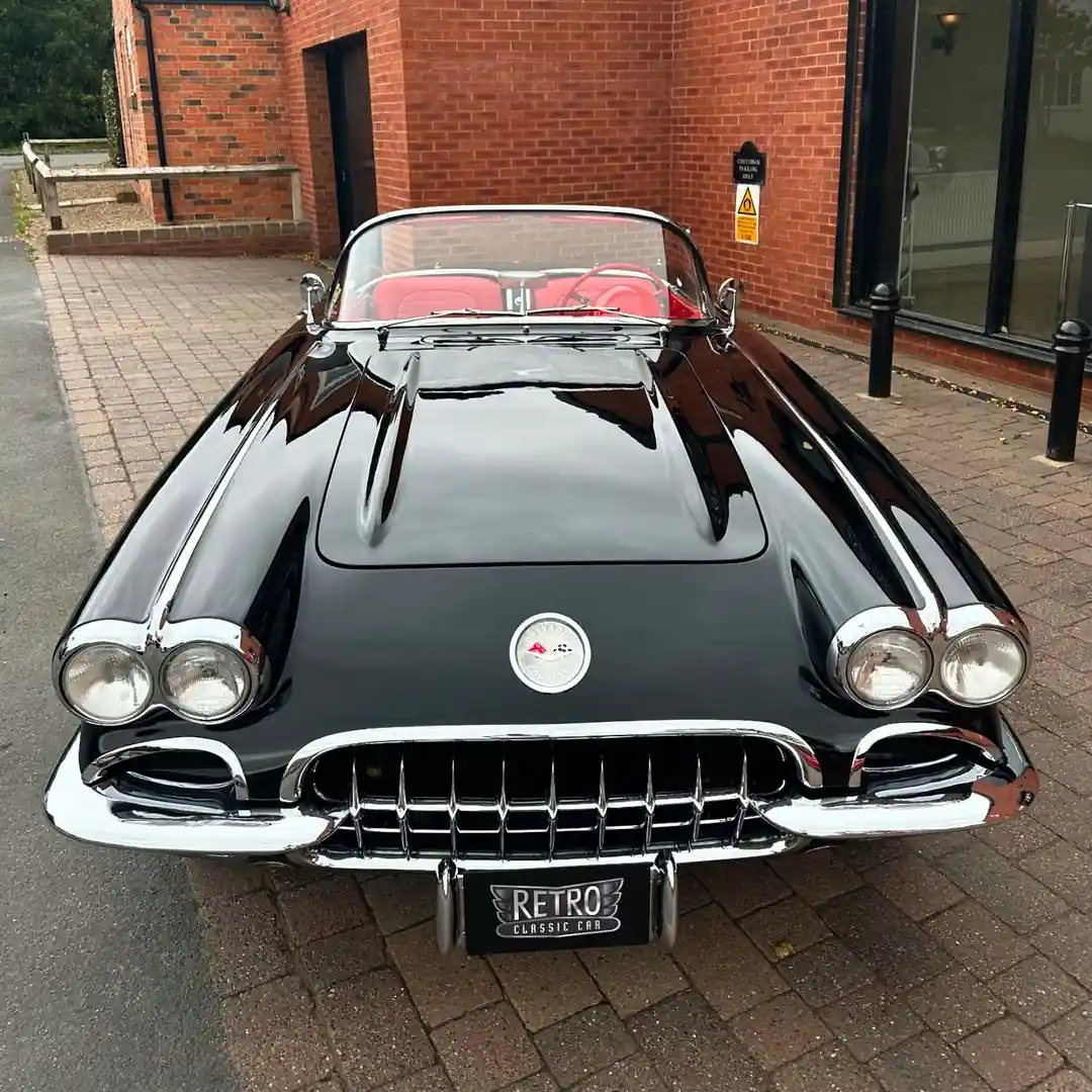 1959 Chevrolet Corvette C1 350 V8 Avto.
Corvette C1 Amerikadan çıxan ilk və ən yaxşı görünən əsl idman avtomobili idi, bu mükafata layiq nümunəsi öz heyrətamiz rəng kombinasiyası ilə əla vəziyyətdədir. Bundan əlavə, bəzi İngilis və Avropalı həmkarlarına qarşı çıxan Corvette C1, gələcək illər üçün inanılmaz dəyər və əla investisiya fürsəti təklif edir.
