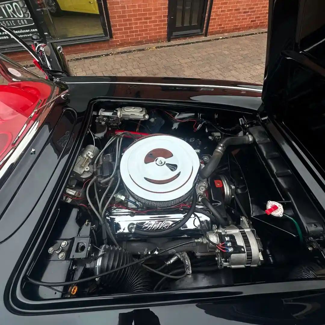 1959 Chevrolet Corvette C1 350 V8 Avto.
Corvette C1 Amerikadan çıxan ilk və ən yaxşı görünən əsl idman avtomobili idi, bu mükafata layiq nümunəsi öz heyrətamiz rəng kombinasiyası ilə əla vəziyyətdədir. Bundan əlavə, bəzi İngilis və Avropalı həmkarlarına qarşı çıxan Corvette C1, gələcək illər üçün inanılmaz dəyər və əla investisiya fürsəti təklif edir.
