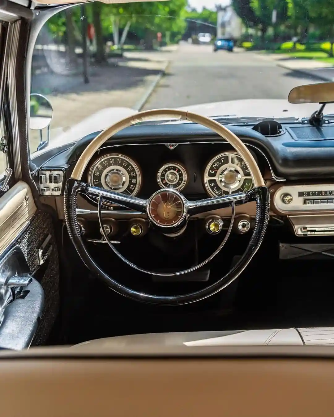 Chrysler Town & Country 1989-cu ildən Amerikanın Chrysler şirkətinin Chrysler bölməsi tərəfindən istehsal edilən minivendir . Town & Country həm uzun, həm də qısa təkər bazalı versiyaları ilə beş nəsli əhatə edir , baxmayaraq ki, model hazırda yalnız uzun təkər bazasında mövcuddur. 1994-cü ildə 10 illik yubiley nəşri , 2004-cü ildə isə Platinum seriyası buraxıldı . 2008-ci ildə Chrysler və Dodge bölmələri miniven istehsalının 25 illiyini qeyd etdi, 12 milyondan çox satışa nail oldu və Chrysler Town & Country və Dodge Grand Caravan -ın yeni versiyalarını təqdim etdi .
Salonun ümumi həcmi 5663 litr, ikinci və üçüncü sıra oturacaqları qatlanmış baqaj bölməsinin həcmi isə 3978 litr təşkil edib.
Beşinci nəsil Town & Country facelift 2011-ci il modeli kimi 2010-cu ilin sonunda debüt etdi . 2012-ci ilin mayında Fiat -Chrysler-in baş direktoru Sergio Marchionne elan etdi ki, şirkət Town & Country mikroavtobusunu dayandırmaq niyyətindədir, onu lüks krossoverlə əvəzləyəcək . Lakin sonradan məlum oldu ki, növbəti nəsil miniven 2016-cı model ilində bazara çıxarılacaq.