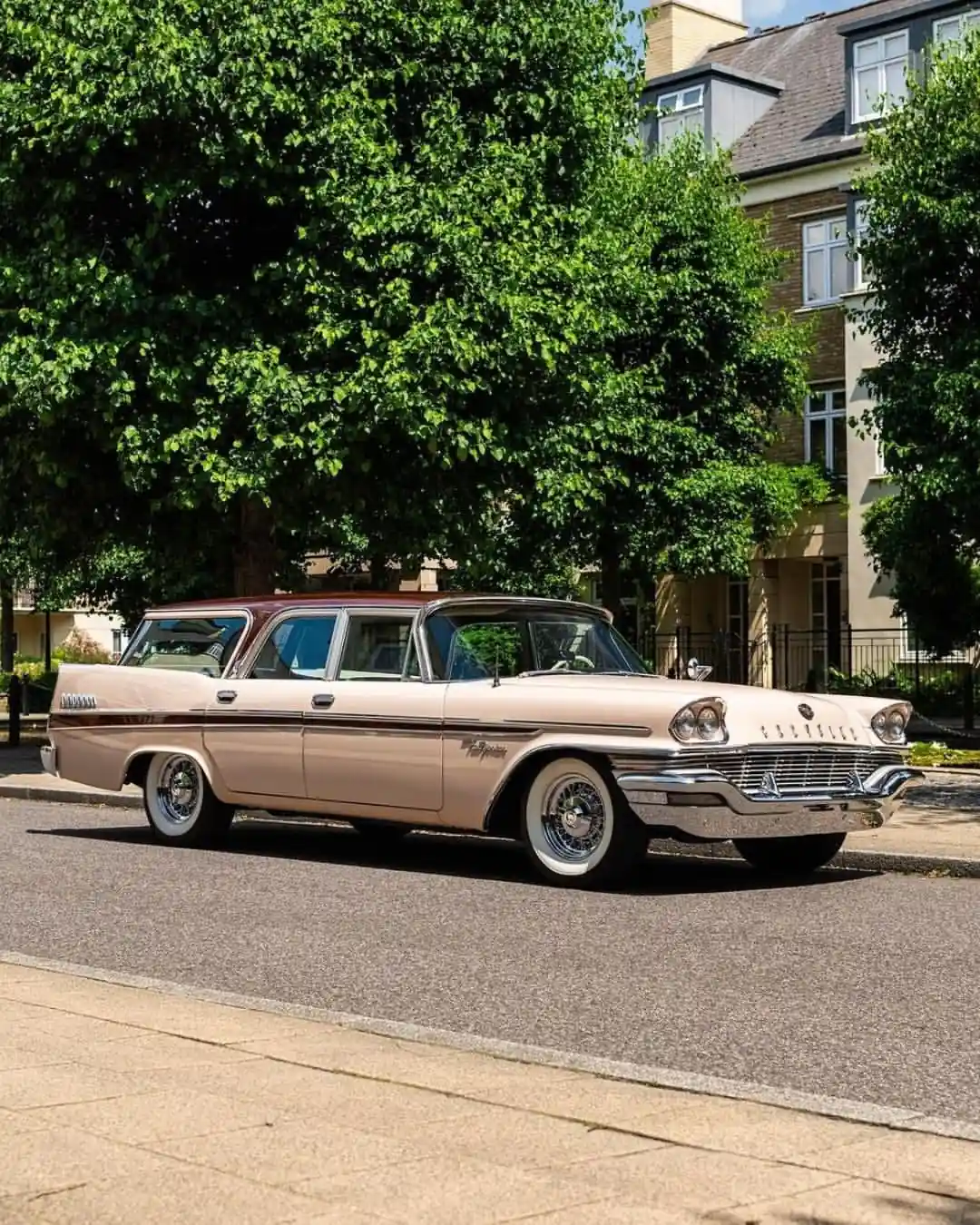 Chrysler Town & Country 1989-cu ildən Amerikanın Chrysler şirkətinin Chrysler bölməsi tərəfindən istehsal edilən minivendir . Town & Country həm uzun, həm də qısa təkər bazalı versiyaları ilə beş nəsli əhatə edir , baxmayaraq ki, model hazırda yalnız uzun təkər bazasında mövcuddur. 1994-cü ildə 10 illik yubiley nəşri , 2004-cü ildə isə Platinum seriyası buraxıldı . 2008-ci ildə Chrysler və Dodge bölmələri miniven istehsalının 25 illiyini qeyd etdi, 12 milyondan çox satışa nail oldu və Chrysler Town & Country və Dodge Grand Caravan -ın yeni versiyalarını təqdim etdi .
Salonun ümumi həcmi 5663 litr, ikinci və üçüncü sıra oturacaqları qatlanmış baqaj bölməsinin həcmi isə 3978 litr təşkil edib.
Beşinci nəsil Town & Country facelift 2011-ci il modeli kimi 2010-cu ilin sonunda debüt etdi . 2012-ci ilin mayında Fiat -Chrysler-in baş direktoru Sergio Marchionne elan etdi ki, şirkət Town & Country mikroavtobusunu dayandırmaq niyyətindədir, onu lüks krossoverlə əvəzləyəcək . Lakin sonradan məlum oldu ki, növbəti nəsil miniven 2016-cı model ilində bazara çıxarılacaq.