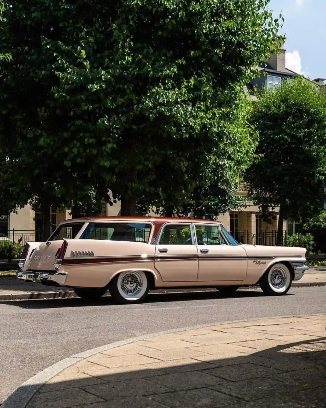 Chrysler Town & Country 1989-cu ildən Amerikanın Chrysler şirkətinin Chrysler bölməsi tərəfindən istehsal edilən minivendir . Town & Country həm uzun, həm də qısa təkər bazalı versiyaları ilə beş nəsli əhatə edir , baxmayaraq ki, model hazırda yalnız uzun təkər bazasında mövcuddur. 1994-cü ildə 10 illik yubiley nəşri , 2004-cü ildə isə Platinum seriyası buraxıldı . 2008-ci ildə Chrysler və Dodge bölmələri miniven istehsalının 25 illiyini qeyd etdi, 12 milyondan çox satışa nail oldu və Chrysler Town & Country və Dodge Grand Caravan -ın yeni versiyalarını təqdim etdi .
Salonun ümumi həcmi 5663 litr, ikinci və üçüncü sıra oturacaqları qatlanmış baqaj bölməsinin həcmi isə 3978 litr təşkil edib.
Beşinci nəsil Town & Country facelift 2011-ci il modeli kimi 2010-cu ilin sonunda debüt etdi . 2012-ci ilin mayında Fiat -Chrysler-in baş direktoru Sergio Marchionne elan etdi ki, şirkət Town & Country mikroavtobusunu dayandırmaq niyyətindədir, onu lüks krossoverlə əvəzləyəcək . Lakin sonradan məlum oldu ki, növbəti nəsil miniven 2016-cı model ilində bazara çıxarılacaq.