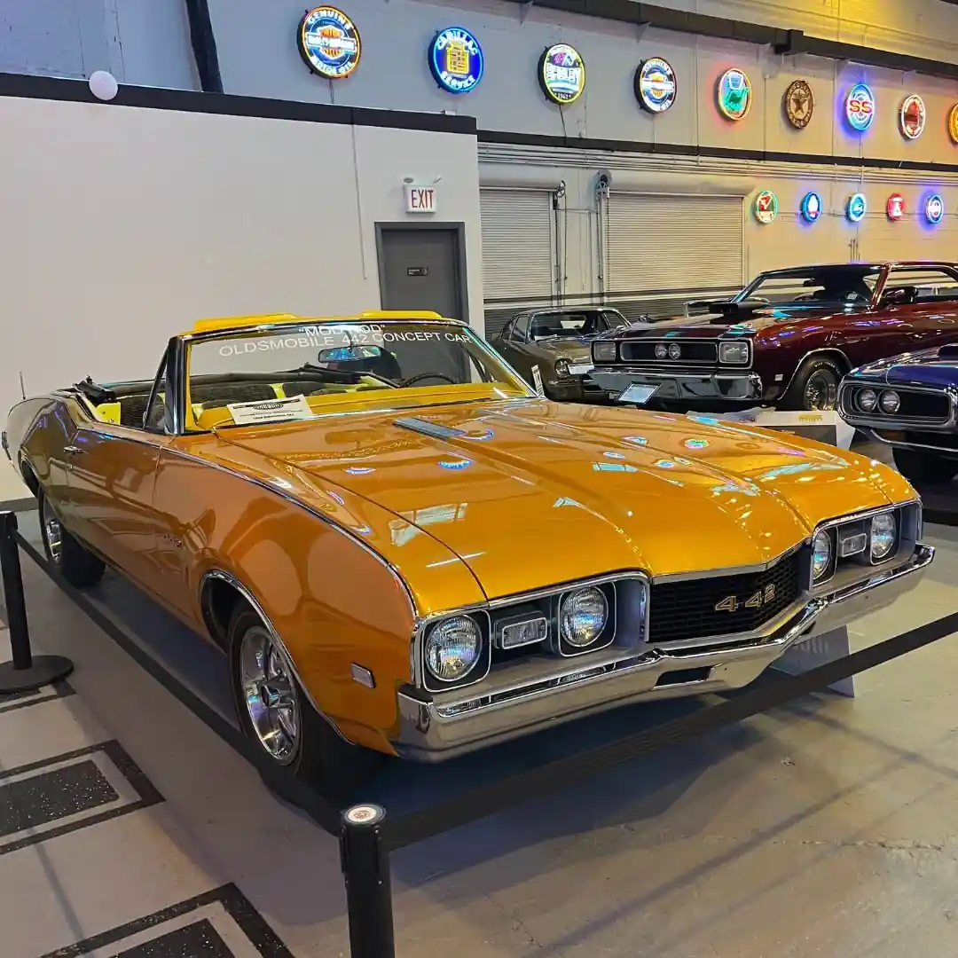 Bu gün biz 1968 Oldsmobile 442 Convertible-ı vurğulayırıq.
Əvvəlcə F85 və Cutlass- ın alt modeli olan 442 1968-ci ildən 1971-ci ilə qədər tam hüquqlu bir model oldu . İlk versiyalarında əzələli avtomobil kateqoriyasında təsnif edilə bilən , 1964-cü ildən 1991-ci ilə qədər istehsal edilmişdir .
4-4-2 adının yerdəyişmə ilə heç bir əlaqəsi yoxdur, o, 1964-cü il modelinin xüsusiyyətlərinə görə seçilmişdir:
4 : Dörd gövdəli karbüratör
4 : Dörd mərtəbə sürəti
2 : İkiqat egzoz çıxışları