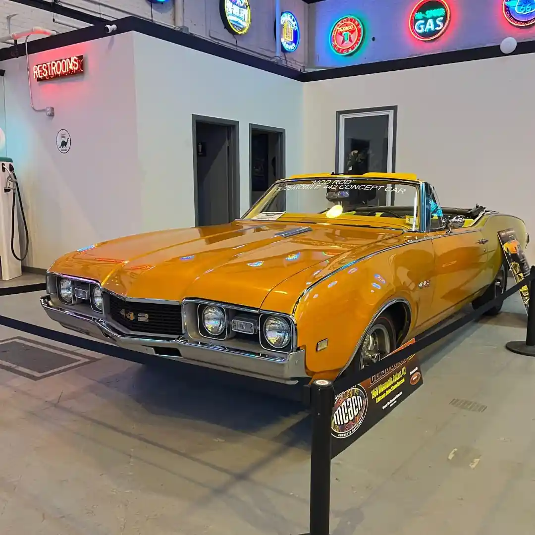 Bu gün biz 1968 Oldsmobile 442 Convertible-ı vurğulayırıq.
Əvvəlcə F85 və Cutlass- ın alt modeli olan 442 1968-ci ildən 1971-ci ilə qədər tam hüquqlu bir model oldu . İlk versiyalarında əzələli avtomobil kateqoriyasında təsnif edilə bilən , 1964-cü ildən 1991-ci ilə qədər istehsal edilmişdir .
4-4-2 adının yerdəyişmə ilə heç bir əlaqəsi yoxdur, o, 1964-cü il modelinin xüsusiyyətlərinə görə seçilmişdir:
4 : Dörd gövdəli karbüratör
4 : Dörd mərtəbə sürəti
2 : İkiqat egzoz çıxışları