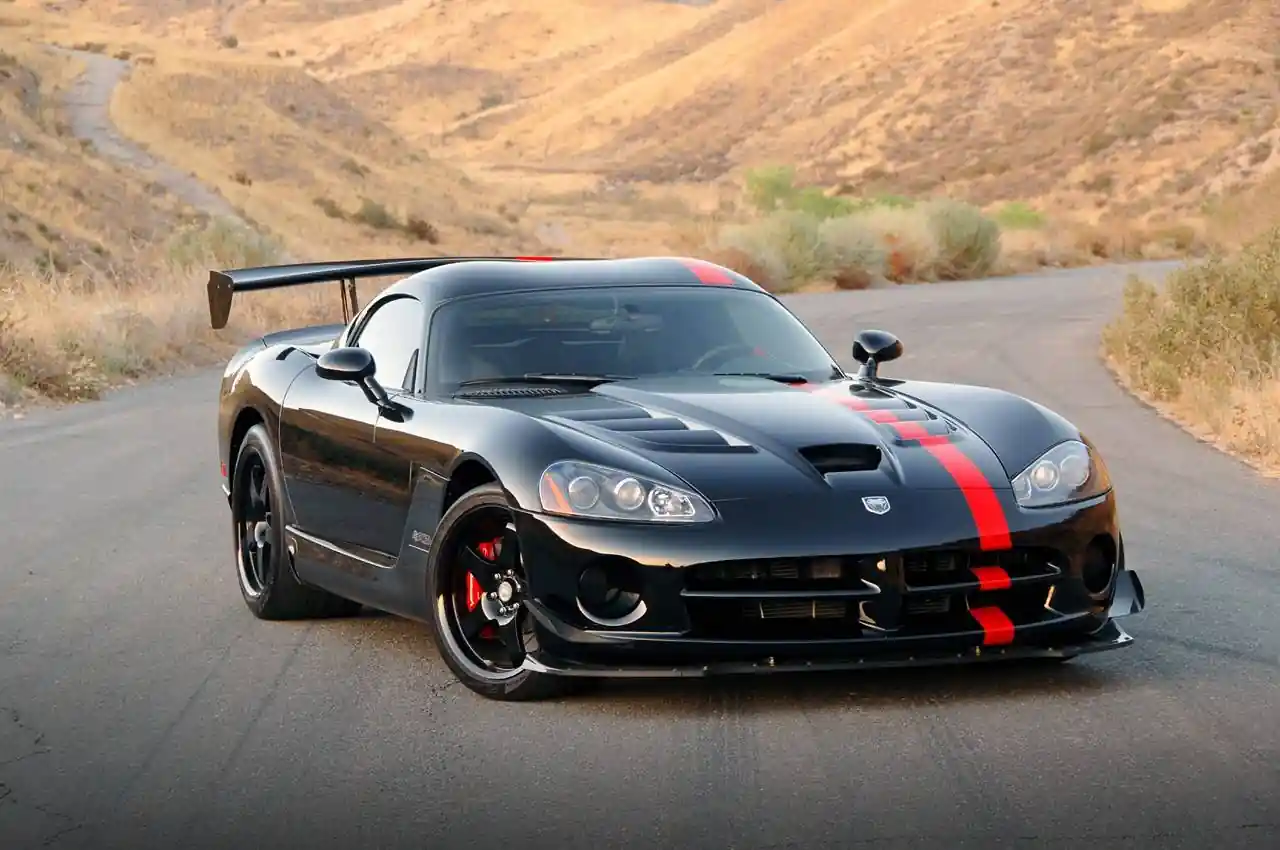 Dünyada ən böyük mühərrikə sahib avtomobil. İstehsalı dayanan, şəhərdə 30 L benzin içən canavarla tanış olun. 2008 Dodge Viper 8.4 L V10 Mexanika
Təsəvvür edinki bunun mühərriki Bugatti mühərrikindən də böyük həcmə sahibdir. Bu yüksək həcminə görə vergi xərcləri artdığı üçün istehsalı dayandırıldı.
• Motor 8.4 / V10 / 608 HP 6100 rpm / 760 Nm 5000 rpm / 0-100 = 3 saniyə / max sürət 325 km.h / trasda 11.8 L, şəhərdə 30.5 L / arxa ötürücü / 6 pilləli mexaniki transmissiya / uzunluq 4463 mm, eni 1910 mm, hündürlük 1234 mm / təkər ölçüsü 275/35 R19, 345/30 R19 / ağırlıq 1565 kq / yanacaq tutumu 70 L