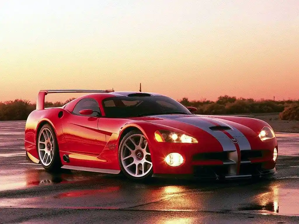 Dünyada ən böyük mühərrikə sahib avtomobil. İstehsalı dayanan, şəhərdə 30 L benzin içən canavarla tanış olun. 2008 Dodge Viper 8.4 L V10 Mexanika
Təsəvvür edinki bunun mühərriki Bugatti mühərrikindən də böyük həcmə sahibdir. Bu yüksək həcminə görə vergi xərcləri artdığı üçün istehsalı dayandırıldı.
• Motor 8.4 / V10 / 608 HP 6100 rpm / 760 Nm 5000 rpm / 0-100 = 3 saniyə / max sürət 325 km.h / trasda 11.8 L, şəhərdə 30.5 L / arxa ötürücü / 6 pilləli mexaniki transmissiya / uzunluq 4463 mm, eni 1910 mm, hündürlük 1234 mm / təkər ölçüsü 275/35 R19, 345/30 R19 / ağırlıq 1565 kq / yanacaq tutumu 70 L