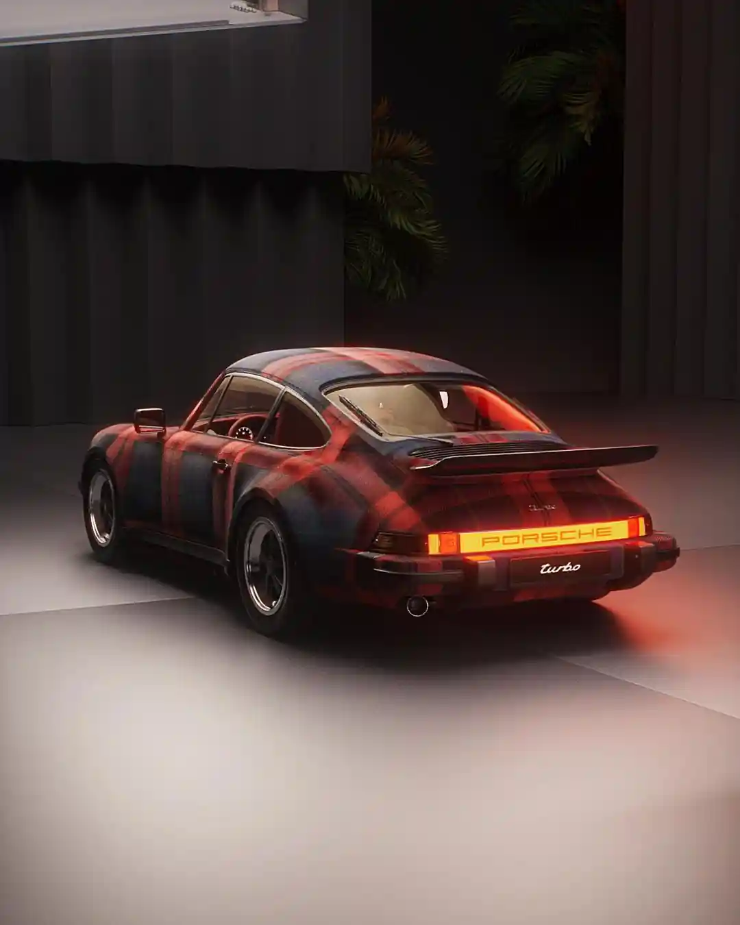 Porsche tartan parça üçün tarixi debütü
1973-cü ildə Frankfurtda keçirilən Beynəlxalq Avtomobil Sərgisində (IAA) Porsche şirkəti 911 RSR Turbo konsept avtomobilini nümayiş etdirdi ki, bu avtomobildə Qara Saat tartanından ilhamlanaraq mavi, yaşıl və qara naxışda üzlük parça var idi. Tezliklə kolleksiyaya daha iki naxış əlavə edildi: qalın qırmızı və mavi rəngdə McLaughlin (həmçinin MacLachlan kimi tanınır) tartan və bej, qırmızı, mavi, ağ və zeytun yaşılı çalarlarında Mackenzie tartan.