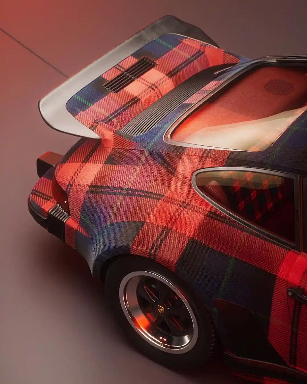 Porsche tartan parça üçün tarixi debütü
1973-cü ildə Frankfurtda keçirilən Beynəlxalq Avtomobil Sərgisində (IAA) Porsche şirkəti 911 RSR Turbo konsept avtomobilini nümayiş etdirdi ki, bu avtomobildə Qara Saat tartanından ilhamlanaraq mavi, yaşıl və qara naxışda üzlük parça var idi. Tezliklə kolleksiyaya daha iki naxış əlavə edildi: qalın qırmızı və mavi rəngdə McLaughlin (həmçinin MacLachlan kimi tanınır) tartan və bej, qırmızı, mavi, ağ və zeytun yaşılı çalarlarında Mackenzie tartan.