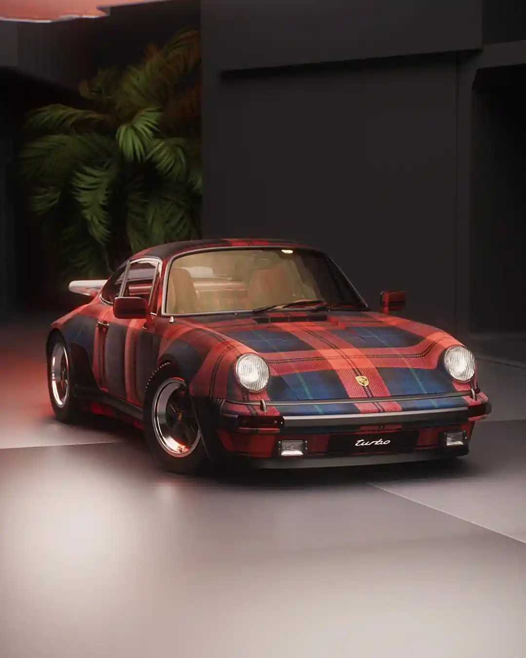 Porsche tartan parça üçün tarixi debütü
1973-cü ildə Frankfurtda keçirilən Beynəlxalq Avtomobil Sərgisində (IAA) Porsche şirkəti 911 RSR Turbo konsept avtomobilini nümayiş etdirdi ki, bu avtomobildə Qara Saat tartanından ilhamlanaraq mavi, yaşıl və qara naxışda üzlük parça var idi. Tezliklə kolleksiyaya daha iki naxış əlavə edildi: qalın qırmızı və mavi rəngdə McLaughlin (həmçinin MacLachlan kimi tanınır) tartan və bej, qırmızı, mavi, ağ və zeytun yaşılı çalarlarında Mackenzie tartan.