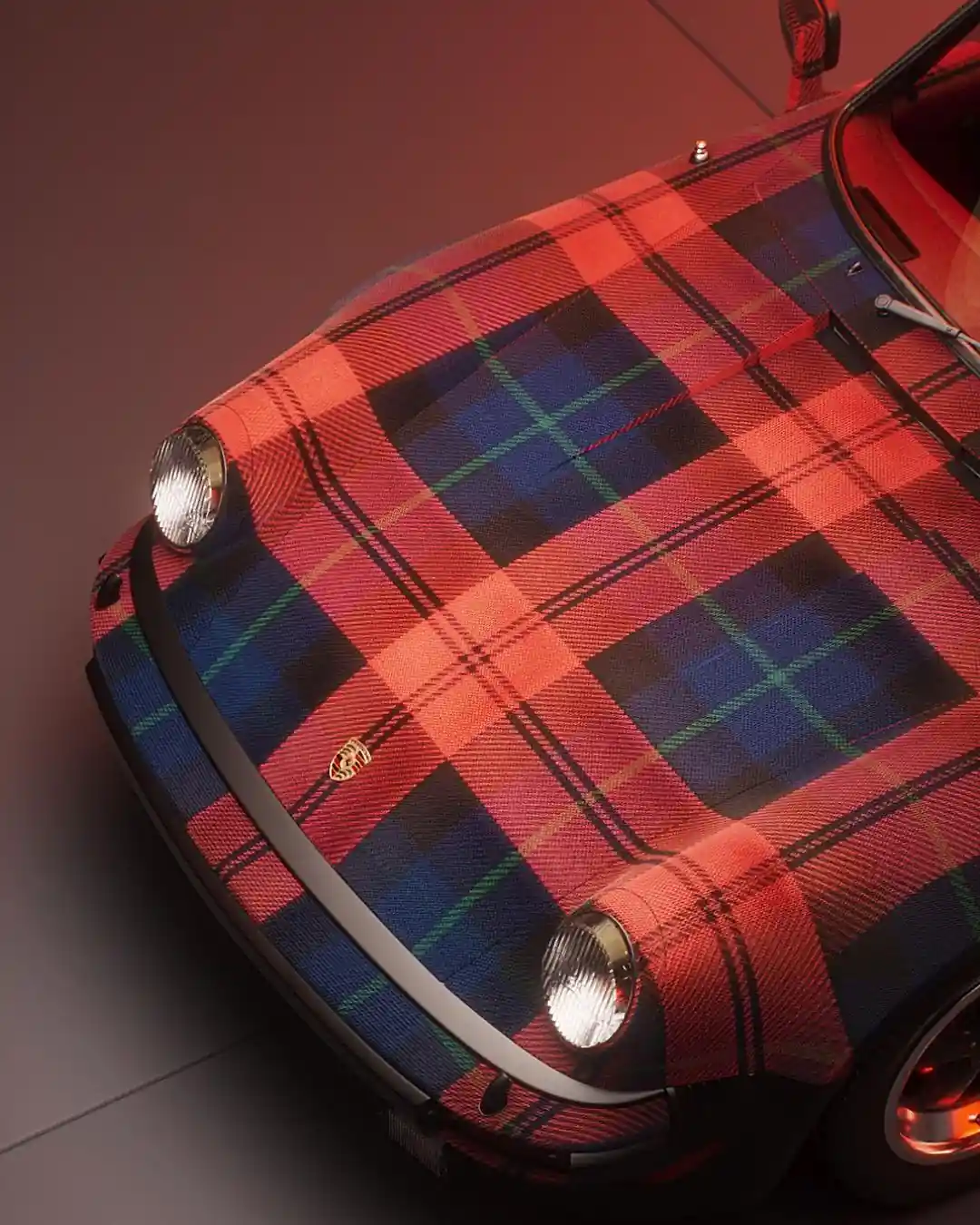 Porsche tartan parça üçün tarixi debütü
1973-cü ildə Frankfurtda keçirilən Beynəlxalq Avtomobil Sərgisində (IAA) Porsche şirkəti 911 RSR Turbo konsept avtomobilini nümayiş etdirdi ki, bu avtomobildə Qara Saat tartanından ilhamlanaraq mavi, yaşıl və qara naxışda üzlük parça var idi. Tezliklə kolleksiyaya daha iki naxış əlavə edildi: qalın qırmızı və mavi rəngdə McLaughlin (həmçinin MacLachlan kimi tanınır) tartan və bej, qırmızı, mavi, ağ və zeytun yaşılı çalarlarında Mackenzie tartan.