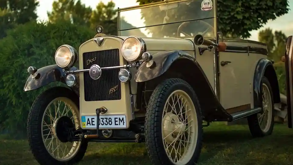 Ilk BMW avtomobili.
BMW, Birinci Dünya Müharibəsi zamanı 1916-cı ildə Almaniyanın Münih şəhərində qurulmuşdur. İlk illərdə şirkət, təyyarə mühərrikləri istehsal edirdi, lakin müharibədən sonra Versal sülh müqaviləsi səbəbindən təyyarə istehsalı qadağan edildikdən sonra BMW, motosiklet və avtomobil istehsalına yönəldi. 1923-cü ildə şirkətin ilk motosikleti olan BMW R32 istehsal edildi və böyük uğur qazandı.
BMW-nin ilk avtomobili, 1928-ci ildə istehsal edilən Dixi modeli idi. Bu avtomobil, şirkətin avtomobil istehsalında ilk addımı hesab olunur.
BMW, dünya avtomobil sənayesində lüks, texnoloji innovasiya və yüksək performans simvolu kimi tanınır. Markanın əsas prinsiplərindən biri, “Sürüşdən zövq almaq”dır (Alman dilində “Freude am Fahren”). Bu prinsip, BMW-nin istehsal etdiyi hər bir avtomobilin mərkəzində dayanır və sürücülərə ən yüksək səviyyədə sürüş təcrübəsi təqdim etməyi hədəfləyir.