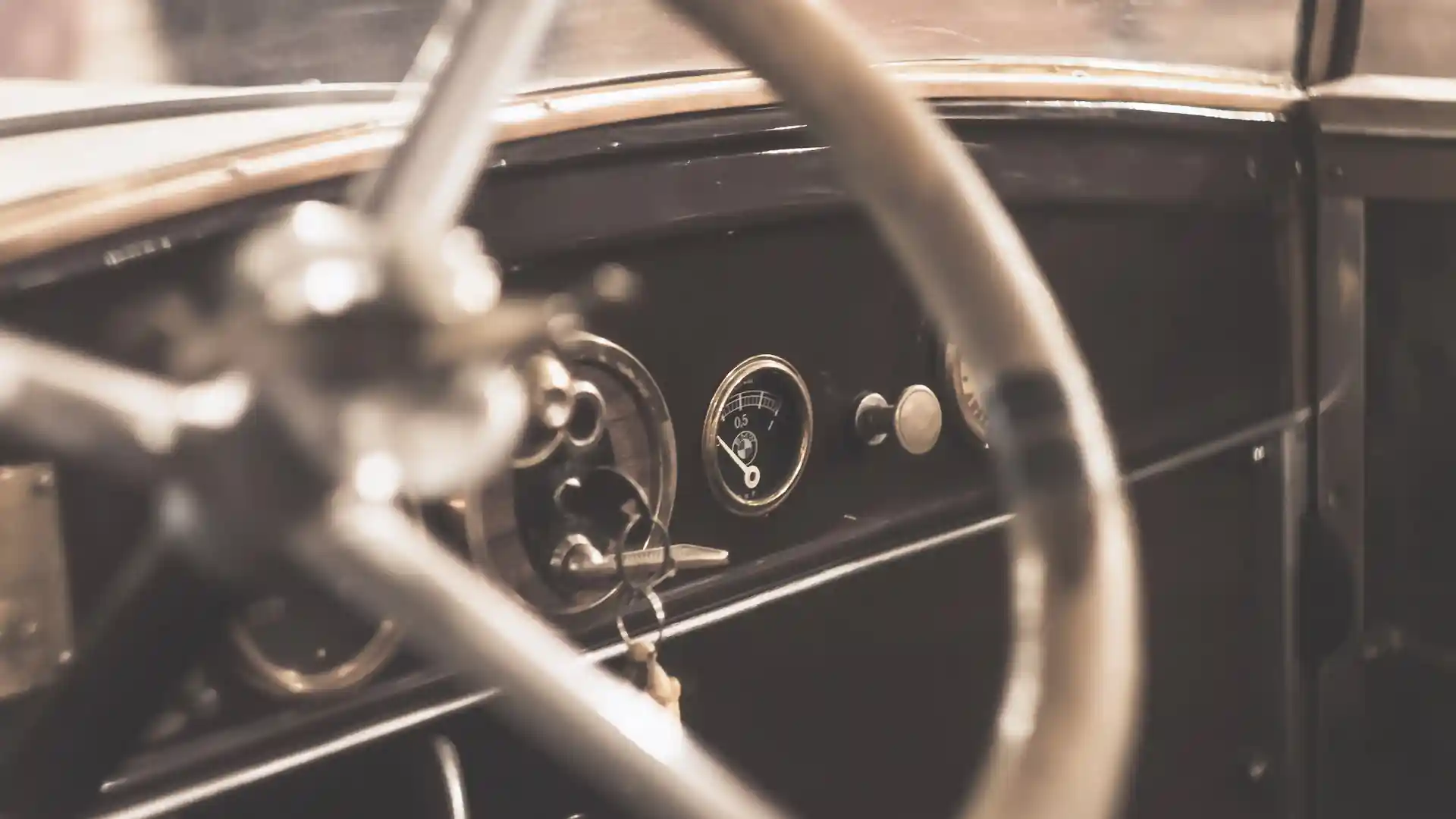 Ilk BMW avtomobili.
BMW, Birinci Dünya Müharibəsi zamanı 1916-cı ildə Almaniyanın Münih şəhərində qurulmuşdur. İlk illərdə şirkət, təyyarə mühərrikləri istehsal edirdi, lakin müharibədən sonra Versal sülh müqaviləsi səbəbindən təyyarə istehsalı qadağan edildikdən sonra BMW, motosiklet və avtomobil istehsalına yönəldi. 1923-cü ildə şirkətin ilk motosikleti olan BMW R32 istehsal edildi və böyük uğur qazandı.
BMW-nin ilk avtomobili, 1928-ci ildə istehsal edilən Dixi modeli idi. Bu avtomobil, şirkətin avtomobil istehsalında ilk addımı hesab olunur.
BMW, dünya avtomobil sənayesində lüks, texnoloji innovasiya və yüksək performans simvolu kimi tanınır. Markanın əsas prinsiplərindən biri, “Sürüşdən zövq almaq”dır (Alman dilində “Freude am Fahren”). Bu prinsip, BMW-nin istehsal etdiyi hər bir avtomobilin mərkəzində dayanır və sürücülərə ən yüksək səviyyədə sürüş təcrübəsi təqdim etməyi hədəfləyir.