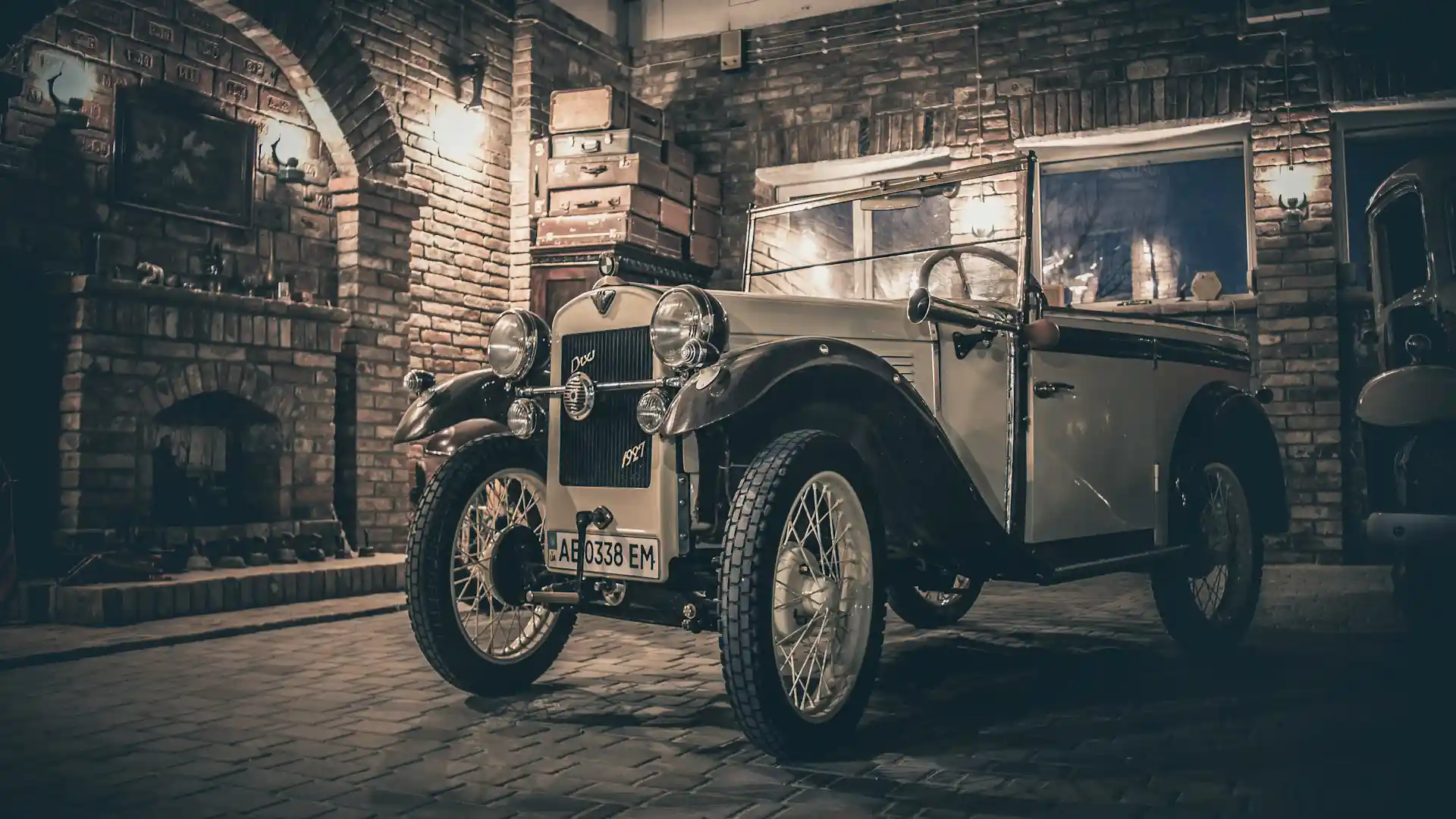 Ilk BMW avtomobili.
BMW, Birinci Dünya Müharibəsi zamanı 1916-cı ildə Almaniyanın Münih şəhərində qurulmuşdur. İlk illərdə şirkət, təyyarə mühərrikləri istehsal edirdi, lakin müharibədən sonra Versal sülh müqaviləsi səbəbindən təyyarə istehsalı qadağan edildikdən sonra BMW, motosiklet və avtomobil istehsalına yönəldi. 1923-cü ildə şirkətin ilk motosikleti olan BMW R32 istehsal edildi və böyük uğur qazandı.
BMW-nin ilk avtomobili, 1928-ci ildə istehsal edilən Dixi modeli idi. Bu avtomobil, şirkətin avtomobil istehsalında ilk addımı hesab olunur.
BMW, dünya avtomobil sənayesində lüks, texnoloji innovasiya və yüksək performans simvolu kimi tanınır. Markanın əsas prinsiplərindən biri, “Sürüşdən zövq almaq”dır (Alman dilində “Freude am Fahren”). Bu prinsip, BMW-nin istehsal etdiyi hər bir avtomobilin mərkəzində dayanır və sürücülərə ən yüksək səviyyədə sürüş təcrübəsi təqdim etməyi hədəfləyir.