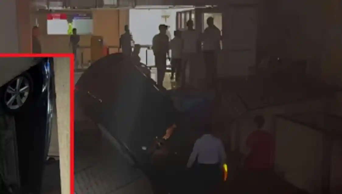 Bakinin mərkəzində qadın sürücüdən unikal qəza:
Maşın bir mərtəbə aşağıya uçdu.
"AF Mall" ticarət mərkəzinin parklanma ərazisində yol-nəqliyyat hadisəsi baş verib.
Ölkə.az Oxu.Az-a istinadən xəbər verir ki, qəza
qadın sürücünün parklanma arazisindən
çixmaq istədiyi zaman baş verib.
Bela ki, maşının əyləc sistemində problem olduğu üçün sürücü avtomobili parklanmanin ikinçi mərtəbəsindən birinci mərtəbəsinə aşırıb.