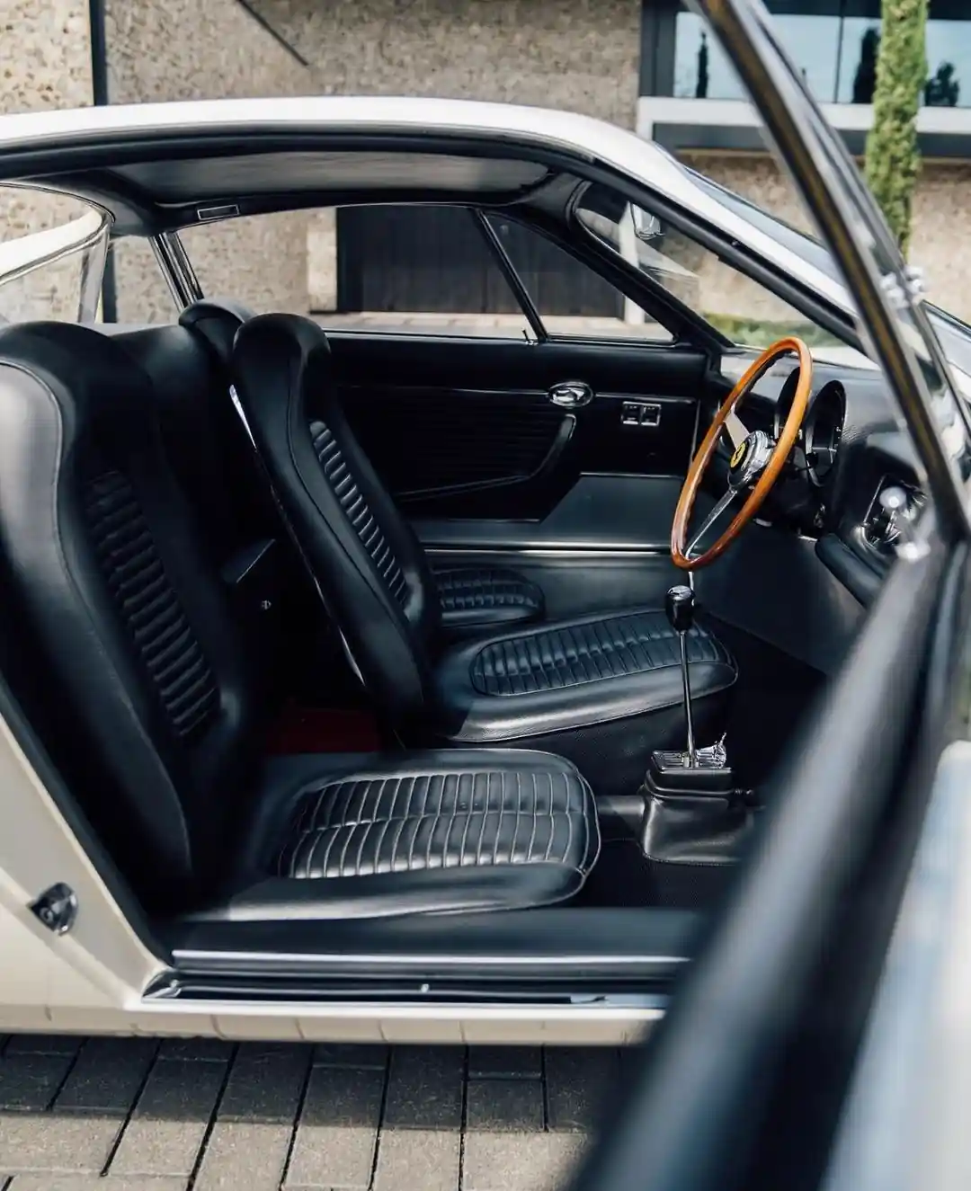 Ferrari 365 P Pininfarina Berlinetta Speciale 1966-cı ildə Pininfarina tərəfindən Aldo Brovarone tərəfindən dizayn əsasında yaradılmış konsept avtomobildir .
Onun əsas xüsusiyyəti üç ön oturacağı olan kupe konfiqurasiyasının olması idi , onlardan mərkəzi oturacaq sürücü üçün nəzərdə tutulmuşdu. Bu həll də illər sonra McLaren F1 tərəfindən yenidən tətbiq olundu .
Mexanikanın bir hissəsi Ferrari 365 P2 -dən , eyni illərin yarış avtomobilindən götürülmüşdür.
Prototip 1966-cı ildə Paris avtosalonunda xəyal avtomobili kimi təqdim edildi və növbəti il Gianni Agnelli tərəfindən sifariş edilən ikinci nümunə istehsal edildi . Onun bir çox xarici xüsusiyyətləri sonrakı Ferrari Dino 206 GT və 246- da tapılacaq .