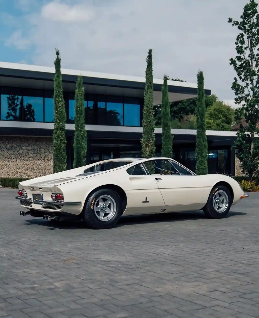 Ferrari 365 P Pininfarina Berlinetta Speciale 1966-cı ildə Pininfarina tərəfindən Aldo Brovarone tərəfindən dizayn əsasında yaradılmış konsept avtomobildir .
Onun əsas xüsusiyyəti üç ön oturacağı olan kupe konfiqurasiyasının olması idi , onlardan mərkəzi oturacaq sürücü üçün nəzərdə tutulmuşdu. Bu həll də illər sonra McLaren F1 tərəfindən yenidən tətbiq olundu .
Mexanikanın bir hissəsi Ferrari 365 P2 -dən , eyni illərin yarış avtomobilindən götürülmüşdür.
Prototip 1966-cı ildə Paris avtosalonunda xəyal avtomobili kimi təqdim edildi və növbəti il Gianni Agnelli tərəfindən sifariş edilən ikinci nümunə istehsal edildi . Onun bir çox xarici xüsusiyyətləri sonrakı Ferrari Dino 206 GT və 246- da tapılacaq .
