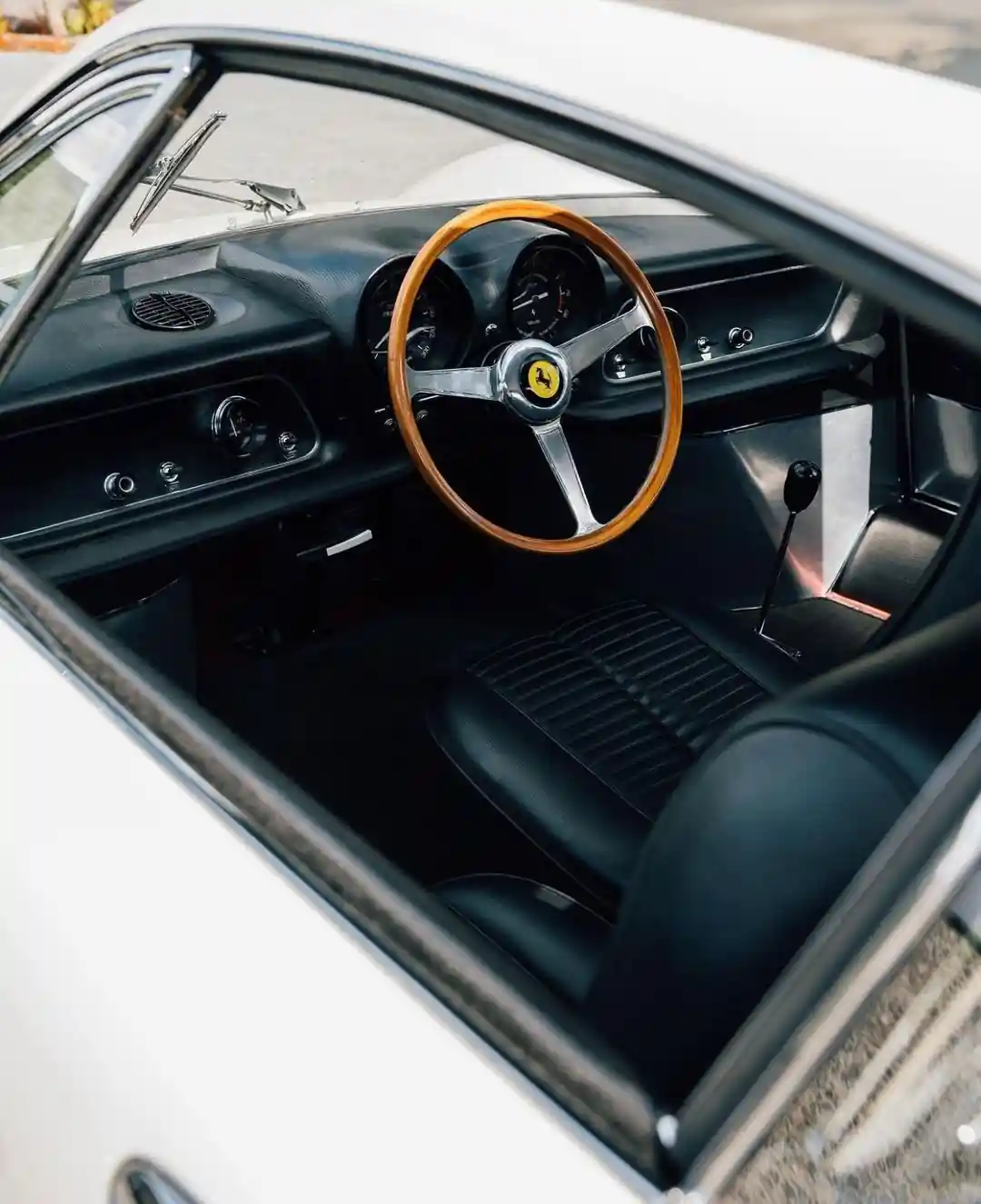 Ferrari 365 P Pininfarina Berlinetta Speciale 1966-cı ildə Pininfarina tərəfindən Aldo Brovarone tərəfindən dizayn əsasında yaradılmış konsept avtomobildir .
Onun əsas xüsusiyyəti üç ön oturacağı olan kupe konfiqurasiyasının olması idi , onlardan mərkəzi oturacaq sürücü üçün nəzərdə tutulmuşdu. Bu həll də illər sonra McLaren F1 tərəfindən yenidən tətbiq olundu .
Mexanikanın bir hissəsi Ferrari 365 P2 -dən , eyni illərin yarış avtomobilindən götürülmüşdür.
Prototip 1966-cı ildə Paris avtosalonunda xəyal avtomobili kimi təqdim edildi və növbəti il Gianni Agnelli tərəfindən sifariş edilən ikinci nümunə istehsal edildi . Onun bir çox xarici xüsusiyyətləri sonrakı Ferrari Dino 206 GT və 246- da tapılacaq .