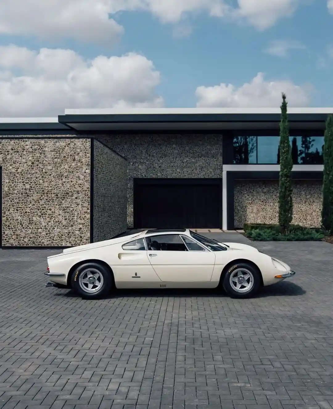 Ferrari 365 P Pininfarina Berlinetta Speciale 1966-cı ildə Pininfarina tərəfindən Aldo Brovarone tərəfindən dizayn əsasında yaradılmış konsept avtomobildir .
Onun əsas xüsusiyyəti üç ön oturacağı olan kupe konfiqurasiyasının olması idi , onlardan mərkəzi oturacaq sürücü üçün nəzərdə tutulmuşdu. Bu həll də illər sonra McLaren F1 tərəfindən yenidən tətbiq olundu .
Mexanikanın bir hissəsi Ferrari 365 P2 -dən , eyni illərin yarış avtomobilindən götürülmüşdür.
Prototip 1966-cı ildə Paris avtosalonunda xəyal avtomobili kimi təqdim edildi və növbəti il Gianni Agnelli tərəfindən sifariş edilən ikinci nümunə istehsal edildi . Onun bir çox xarici xüsusiyyətləri sonrakı Ferrari Dino 206 GT və 246- da tapılacaq .
