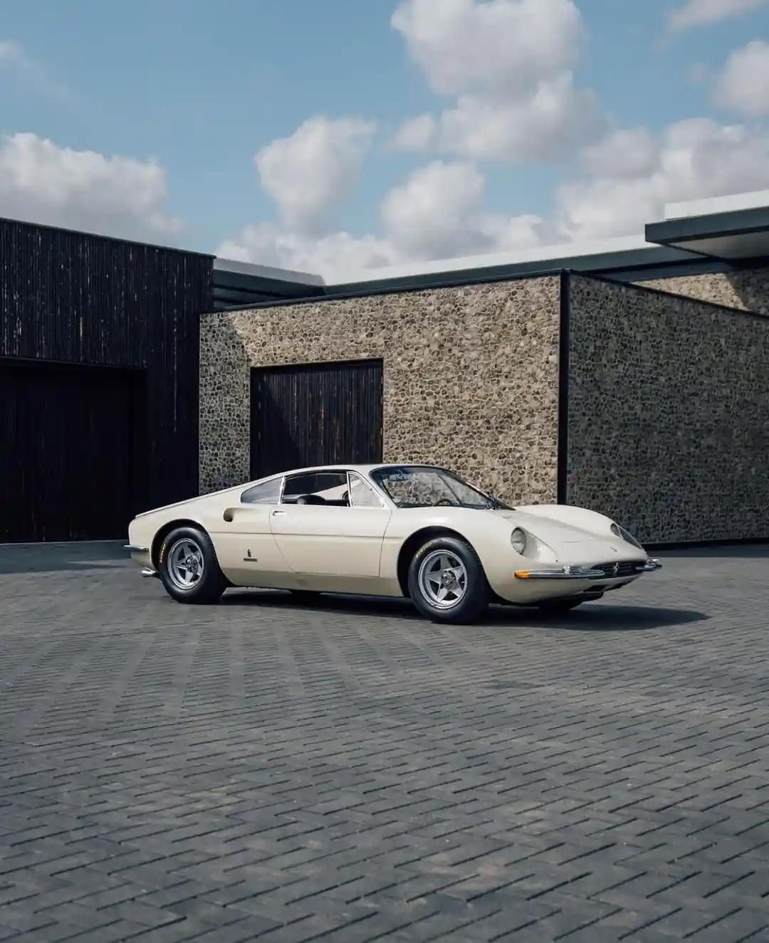 Ferrari 365 P Pininfarina Berlinetta Speciale 1966-cı ildə Pininfarina tərəfindən Aldo Brovarone tərəfindən dizayn əsasında yaradılmış konsept avtomobildir .
Onun əsas xüsusiyyəti üç ön oturacağı olan kupe konfiqurasiyasının olması idi , onlardan mərkəzi oturacaq sürücü üçün nəzərdə tutulmuşdu. Bu həll də illər sonra McLaren F1 tərəfindən yenidən tətbiq olundu .
Mexanikanın bir hissəsi Ferrari 365 P2 -dən , eyni illərin yarış avtomobilindən götürülmüşdür.
Prototip 1966-cı ildə Paris avtosalonunda xəyal avtomobili kimi təqdim edildi və növbəti il Gianni Agnelli tərəfindən sifariş edilən ikinci nümunə istehsal edildi . Onun bir çox xarici xüsusiyyətləri sonrakı Ferrari Dino 206 GT və 246- da tapılacaq .