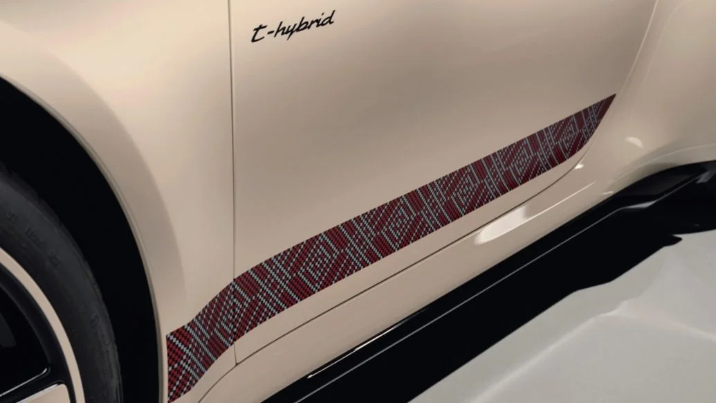 #Porsche Küveyt bazarı üçün xüsusi “911 Turbo S Sadu Edition” modelini təqdim edib.
Bu limitli versiya Porsche-un Küveytdəki 70 illiyini qeyd etmək üçün hazırlanıb və cəmi 20 ədəd istehsal olunacaq. Avtomobil ən son 911 Turbo S platforması üzərində qurulub və regionun ənənəvi “Sadu” naxışlarından ilhamlanan xüsusi interyer və eksteryer detalları ilə seçilir.
701 at gücünə sahib model həm performansı, həm də eksklüziv dizaynı bir araya gətirir. 🚗🔥
https://newsroom.porsche.com/en_PME/2026/products/porsche-kuwait-911-turbo-s-sadu-edition-42455.html
