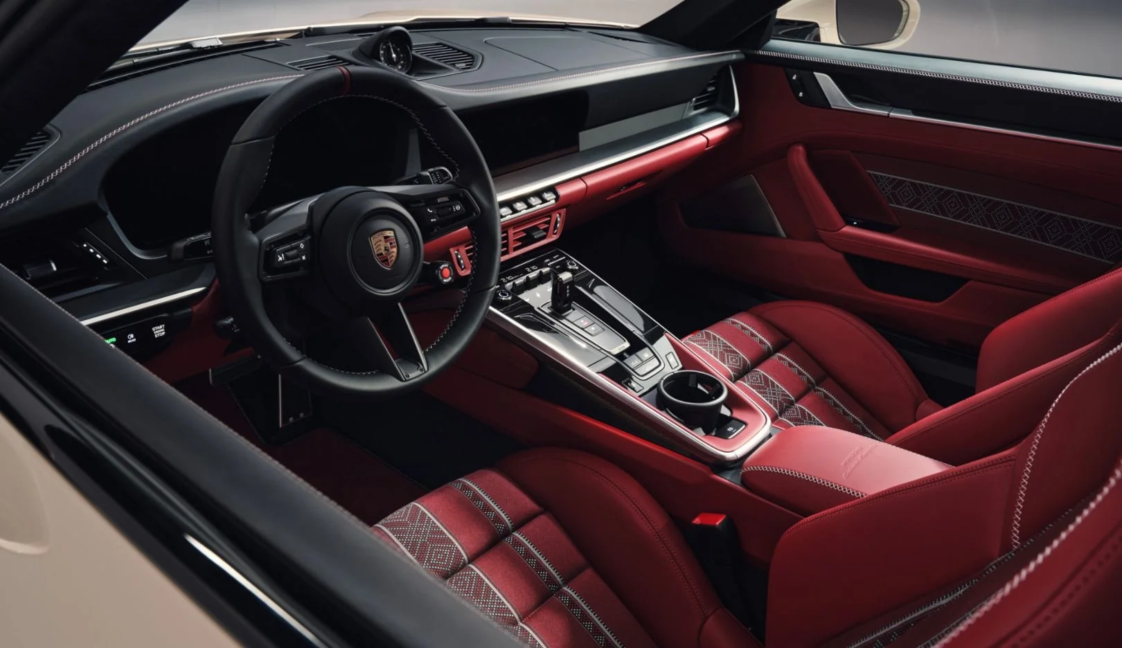 #Porsche Küveyt bazarı üçün xüsusi “911 Turbo S Sadu Edition” modelini təqdim edib.
Bu limitli versiya Porsche-un Küveytdəki 70 illiyini qeyd etmək üçün hazırlanıb və cəmi 20 ədəd istehsal olunacaq. Avtomobil ən son 911 Turbo S platforması üzərində qurulub və regionun ənənəvi “Sadu” naxışlarından ilhamlanan xüsusi interyer və eksteryer detalları ilə seçilir.
701 at gücünə sahib model həm performansı, həm də eksklüziv dizaynı bir araya gətirir. 🚗🔥
https://newsroom.porsche.com/en_PME/2026/products/porsche-kuwait-911-turbo-s-sadu-edition-42455.html