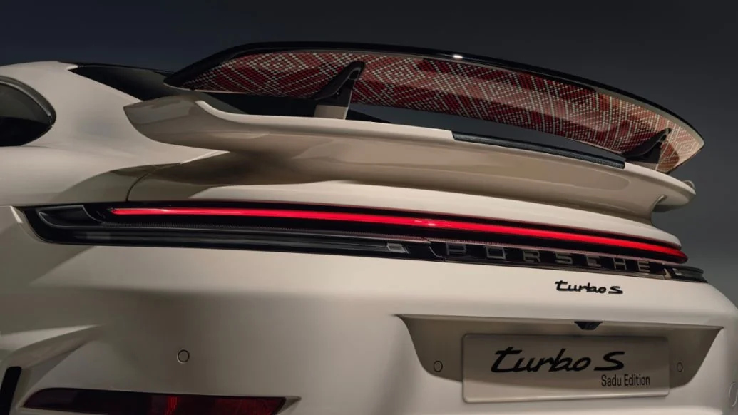 #Porsche Küveyt bazarı üçün xüsusi “911 Turbo S Sadu Edition” modelini təqdim edib.
Bu limitli versiya Porsche-un Küveytdəki 70 illiyini qeyd etmək üçün hazırlanıb və cəmi 20 ədəd istehsal olunacaq. Avtomobil ən son 911 Turbo S platforması üzərində qurulub və regionun ənənəvi “Sadu” naxışlarından ilhamlanan xüsusi interyer və eksteryer detalları ilə seçilir.
701 at gücünə sahib model həm performansı, həm də eksklüziv dizaynı bir araya gətirir. 🚗🔥
https://newsroom.porsche.com/en_PME/2026/products/porsche-kuwait-911-turbo-s-sadu-edition-42455.html