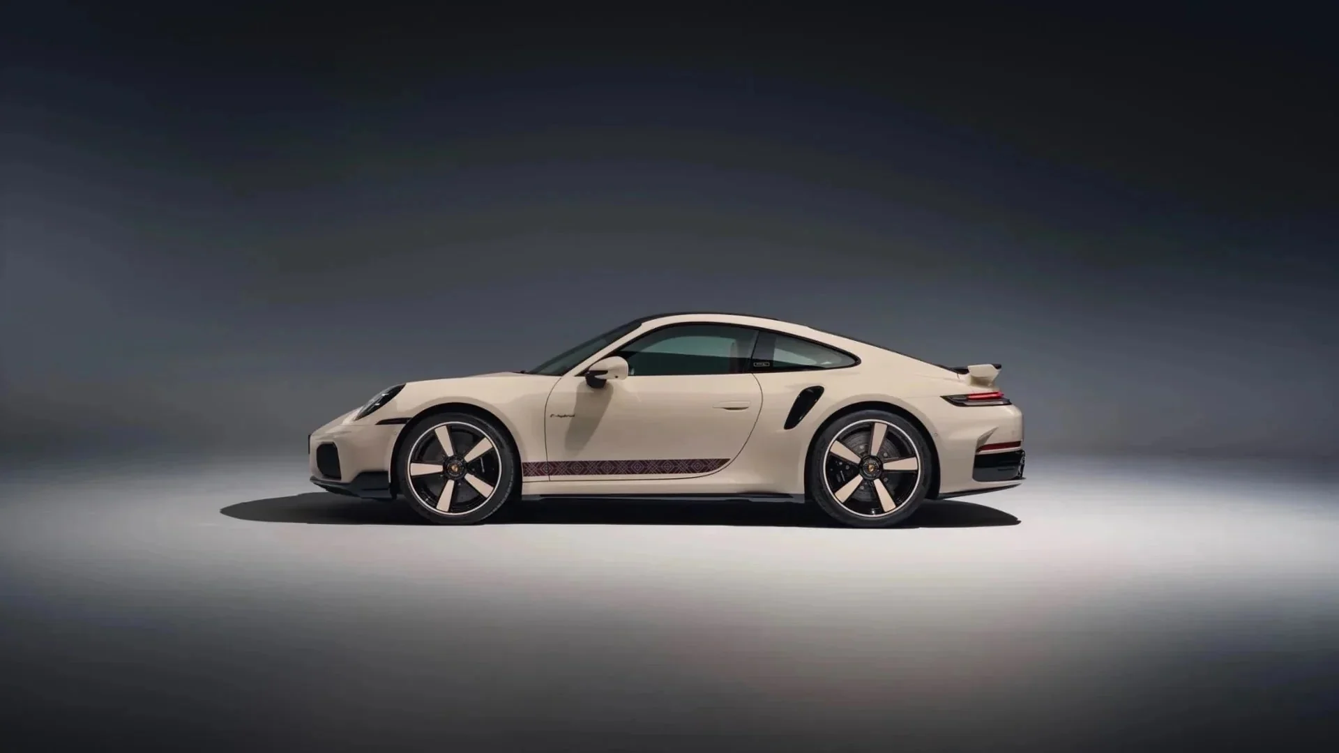#Porsche Küveyt bazarı üçün xüsusi “911 Turbo S Sadu Edition” modelini təqdim edib.
Bu limitli versiya Porsche-un Küveytdəki 70 illiyini qeyd etmək üçün hazırlanıb və cəmi 20 ədəd istehsal olunacaq. Avtomobil ən son 911 Turbo S platforması üzərində qurulub və regionun ənənəvi “Sadu” naxışlarından ilhamlanan xüsusi interyer və eksteryer detalları ilə seçilir.
701 at gücünə sahib model həm performansı, həm də eksklüziv dizaynı bir araya gətirir. 🚗🔥
https://newsroom.porsche.com/en_PME/2026/products/porsche-kuwait-911-turbo-s-sadu-edition-42455.html
