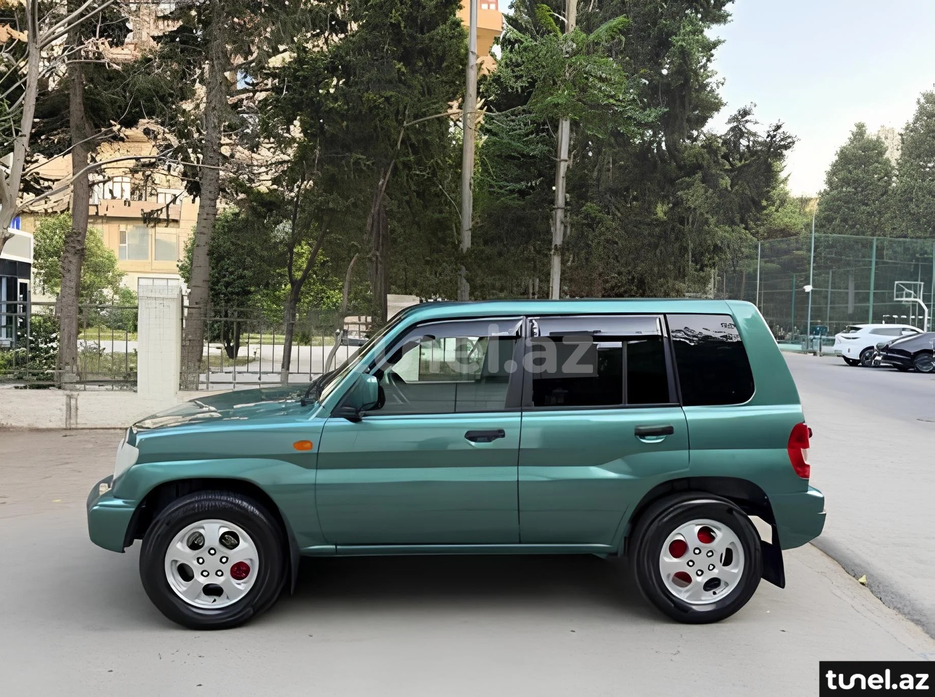 Mitsubishi Pajero io 1999