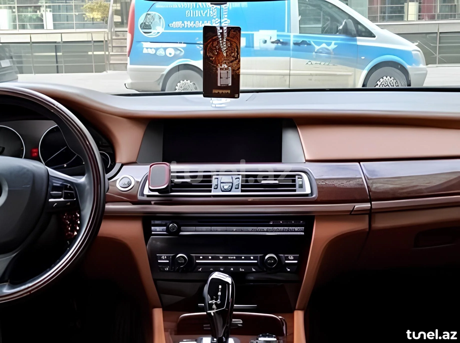BMW 750 2011