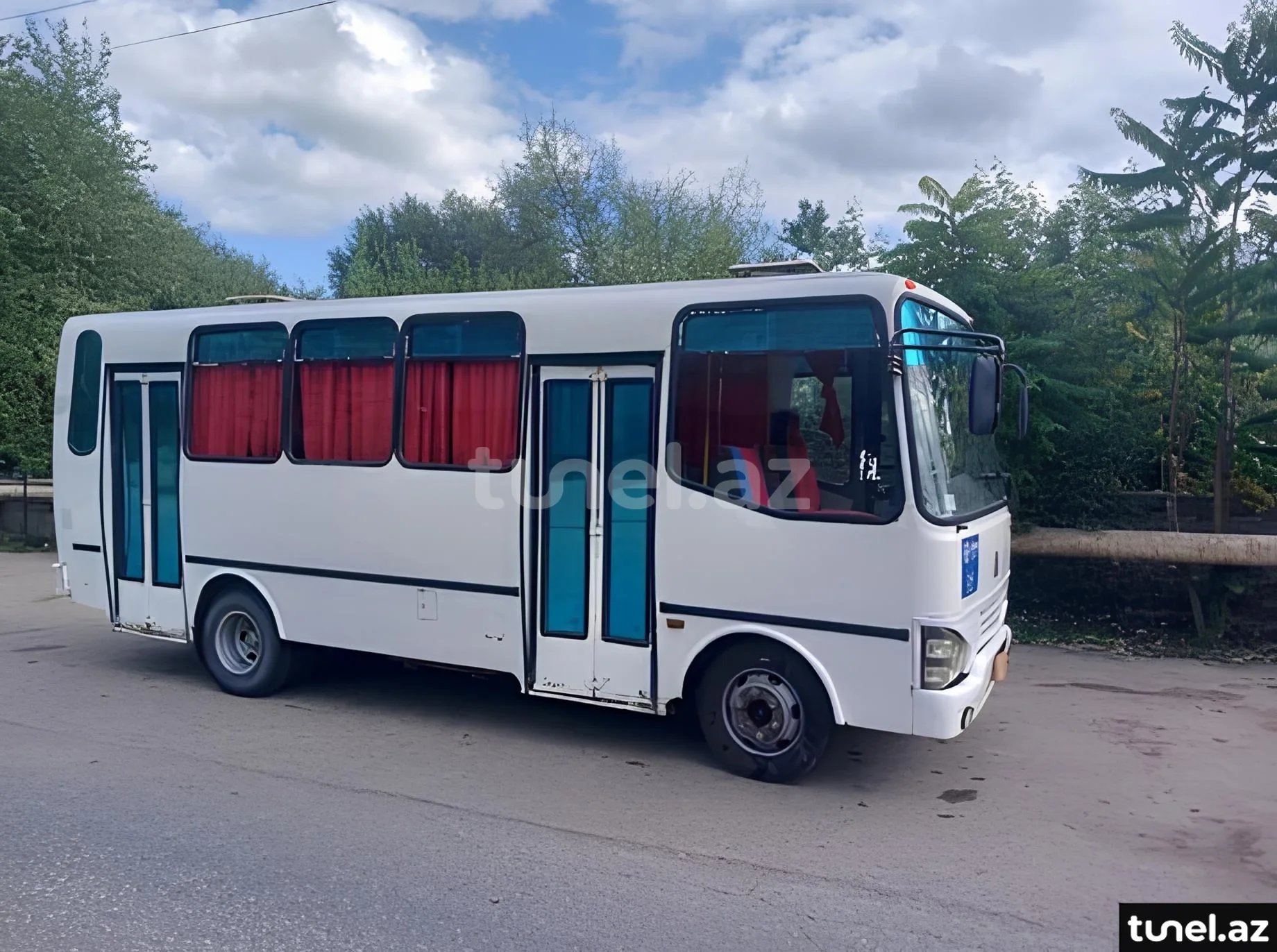 Isuzu NP 37 2010