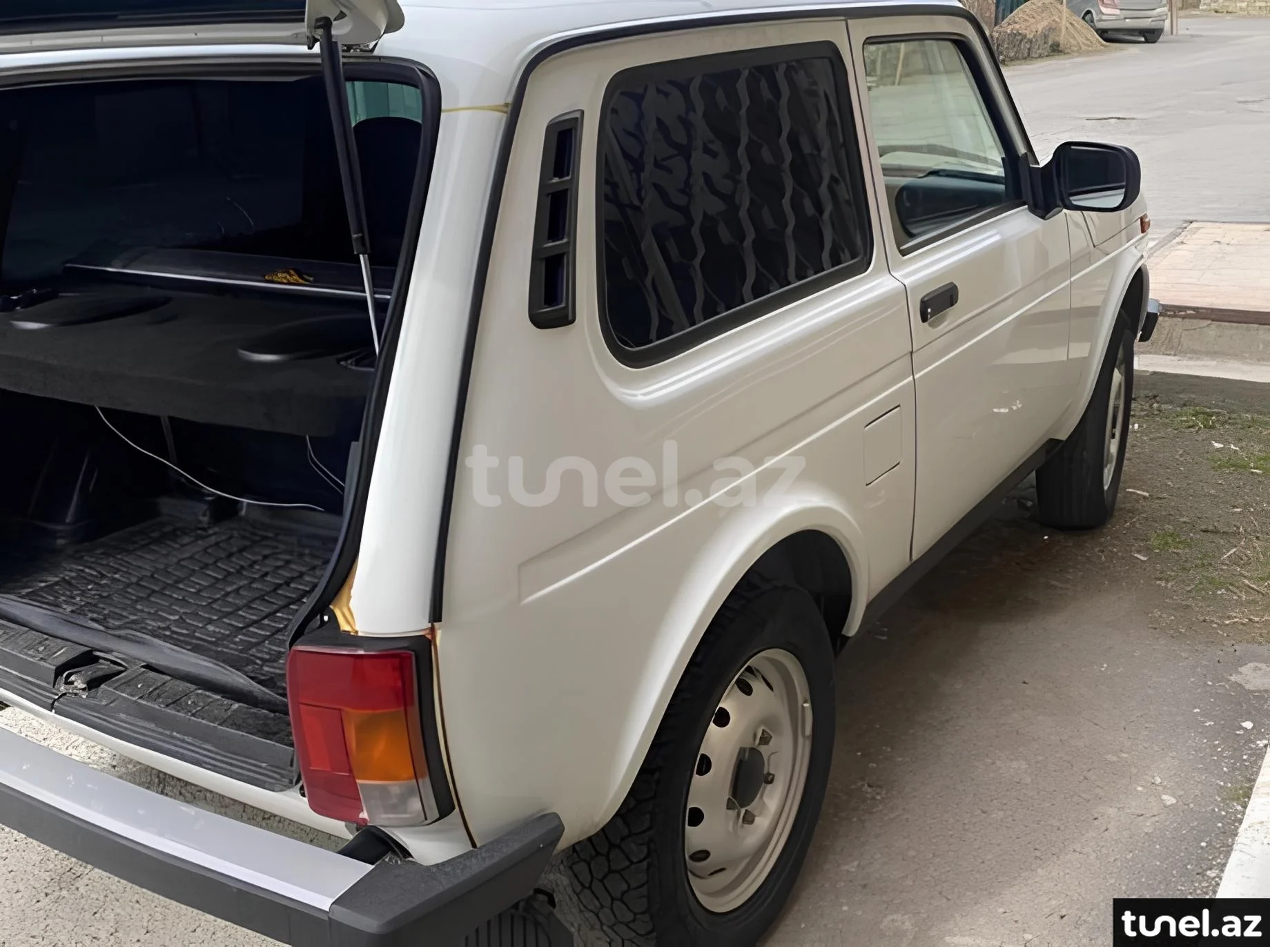 LADA (VAZ) Niva 2005