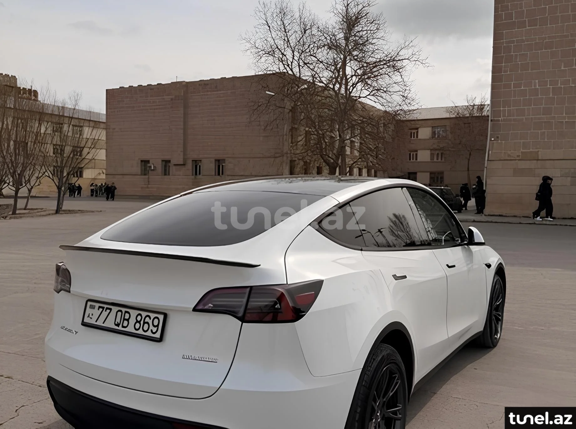 Tesla Model Y 2025