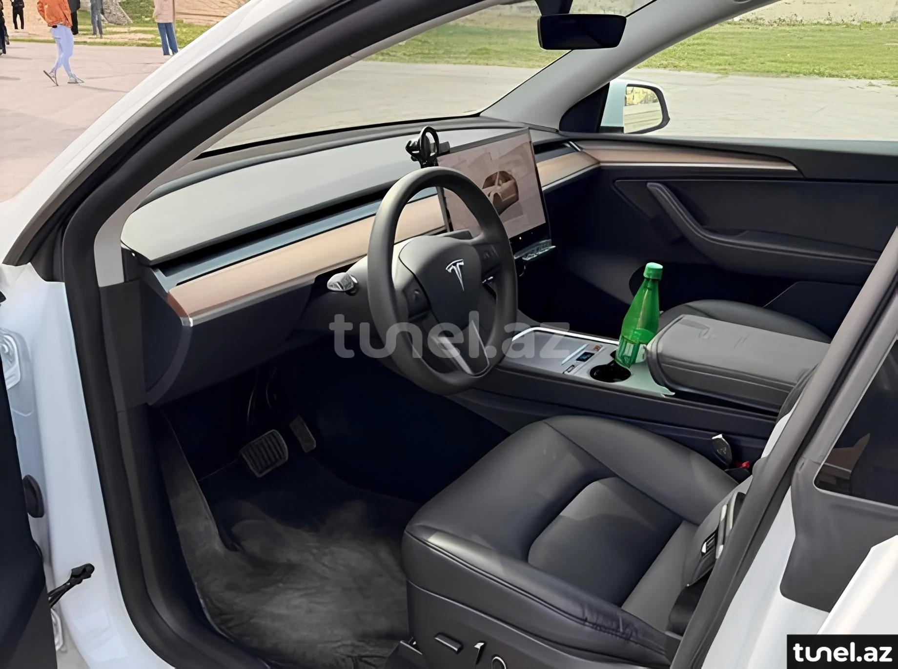 Tesla Model Y 2025