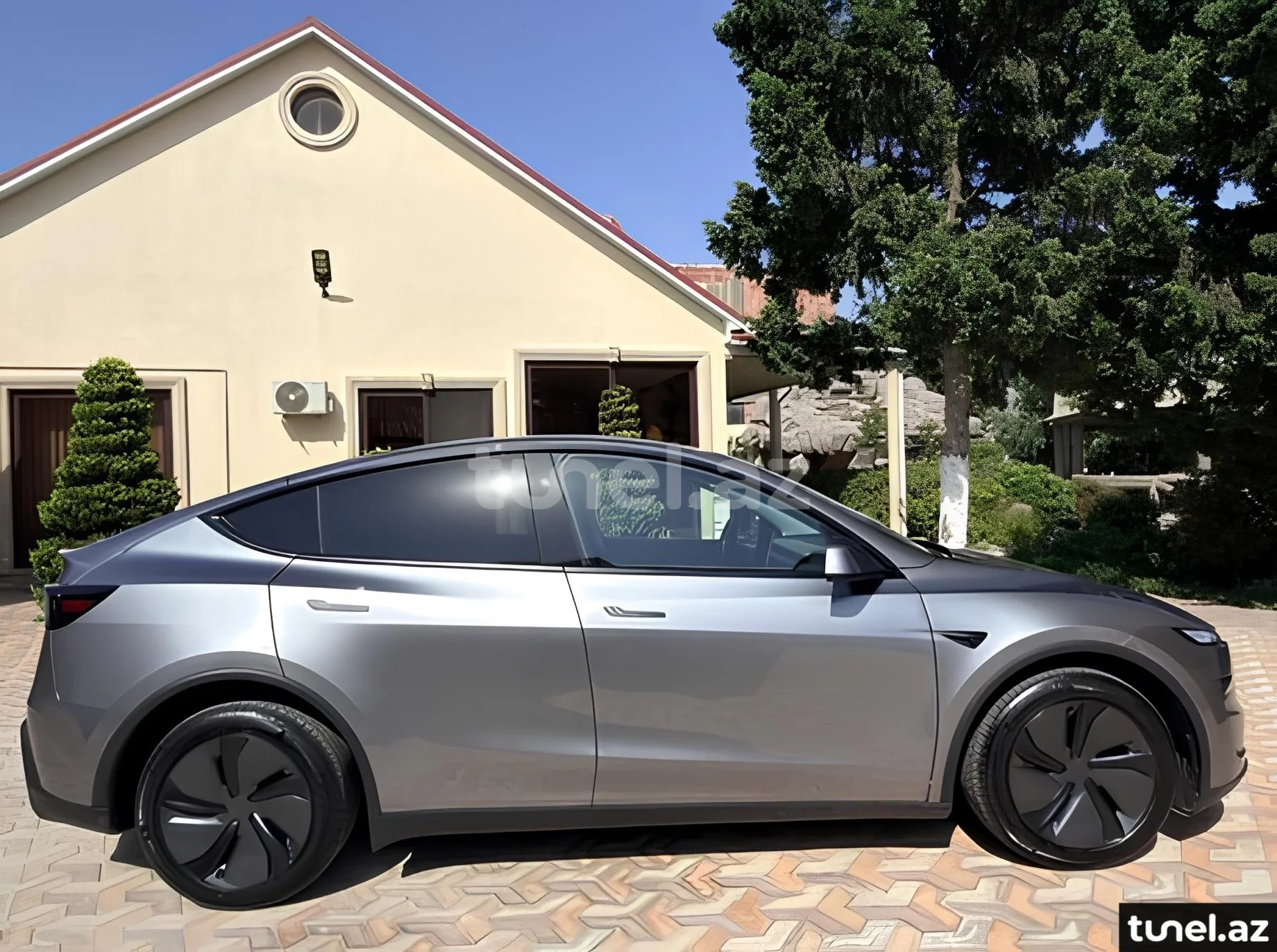 Tesla Model Y 2025