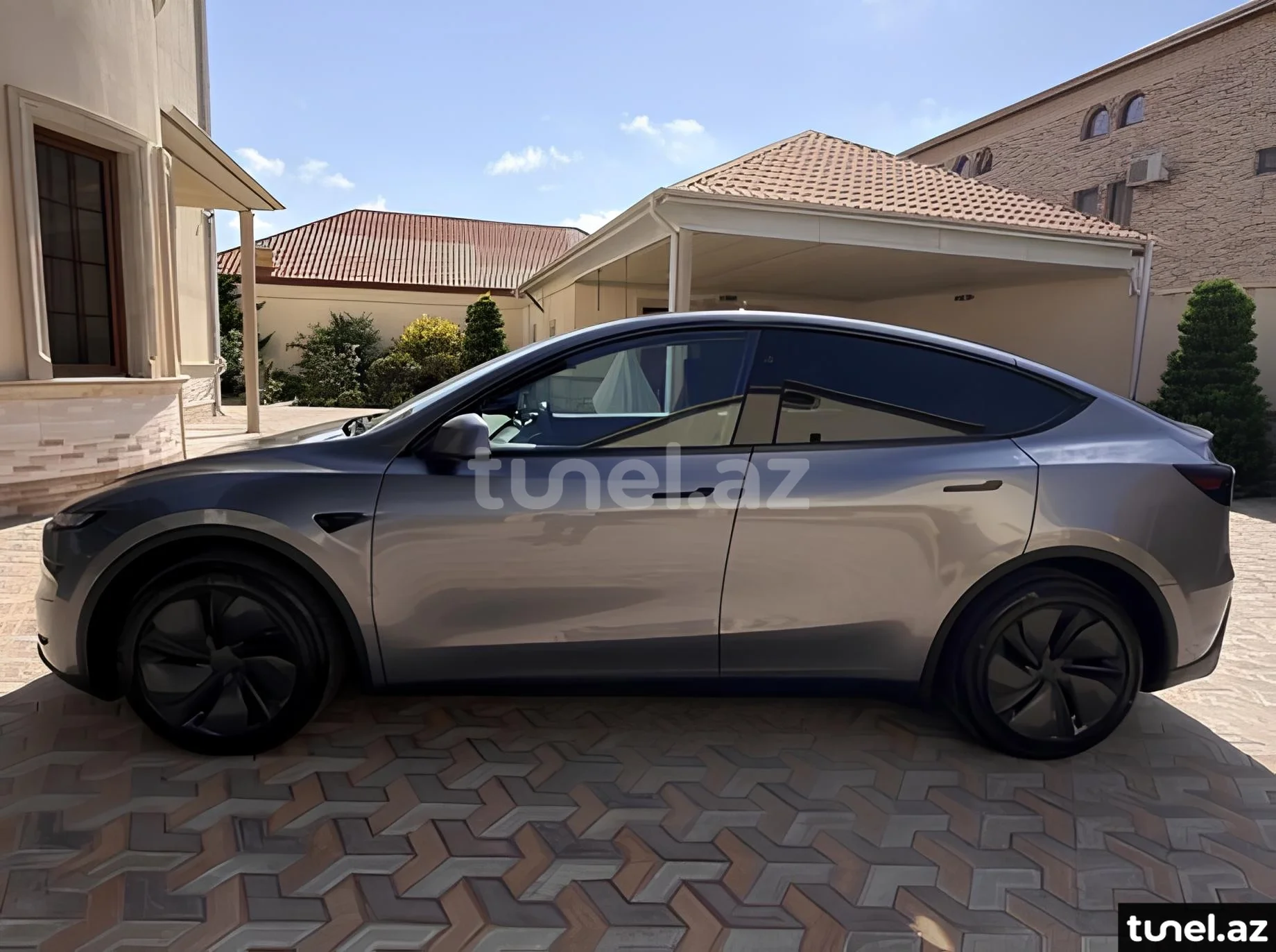 Tesla Model Y 2025