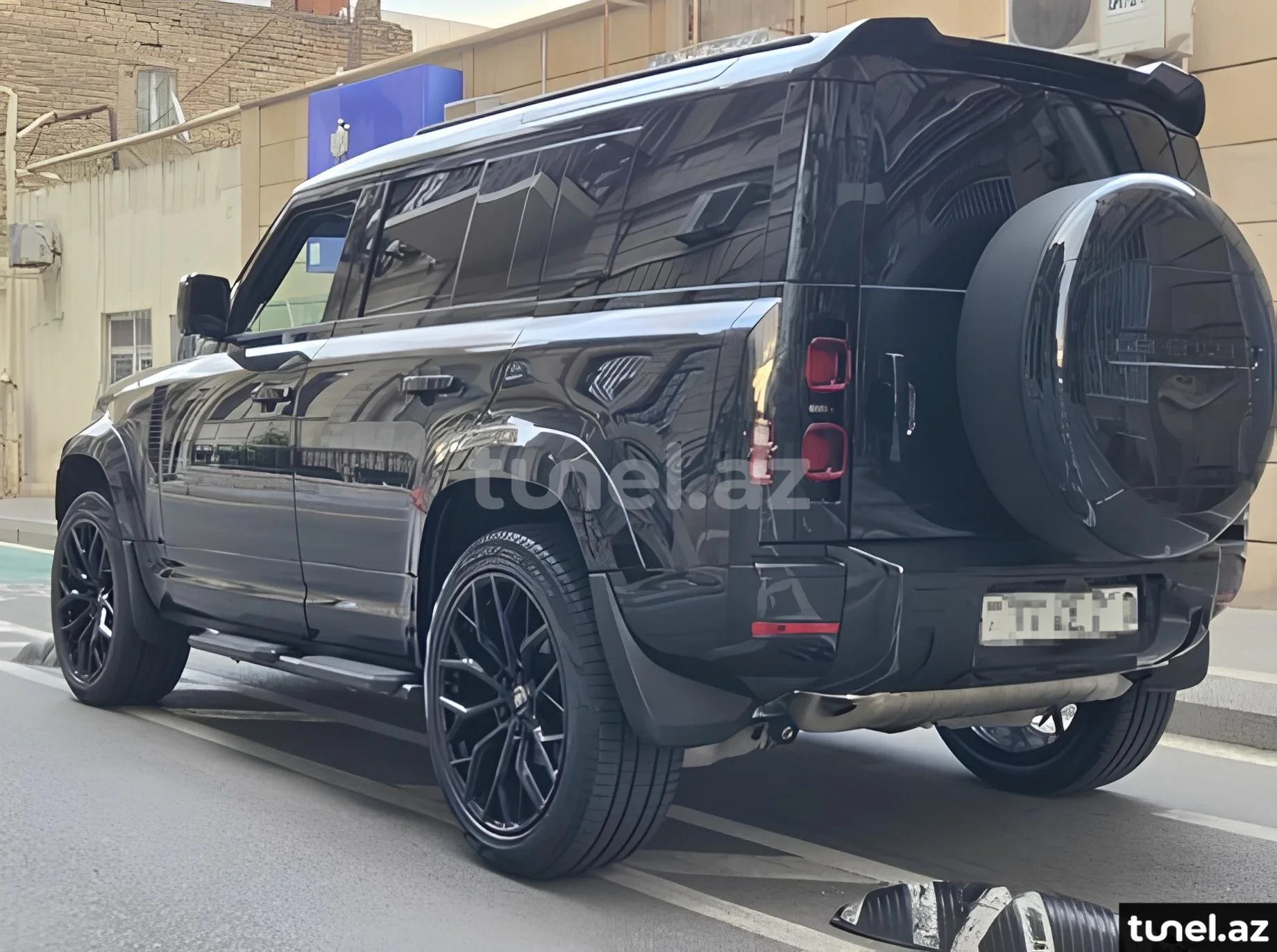 Land Rover Defender 2024