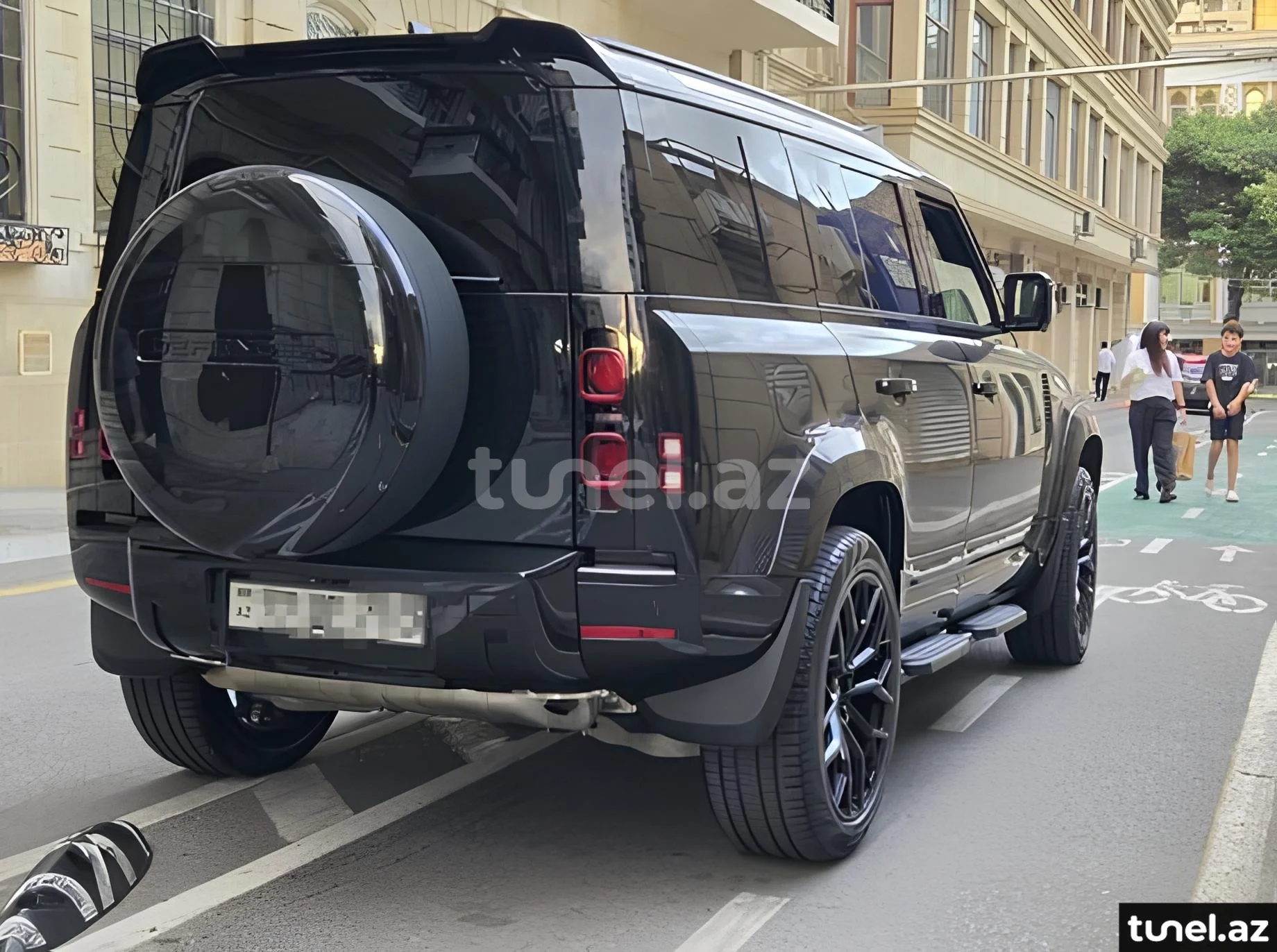 Land Rover Defender 2024