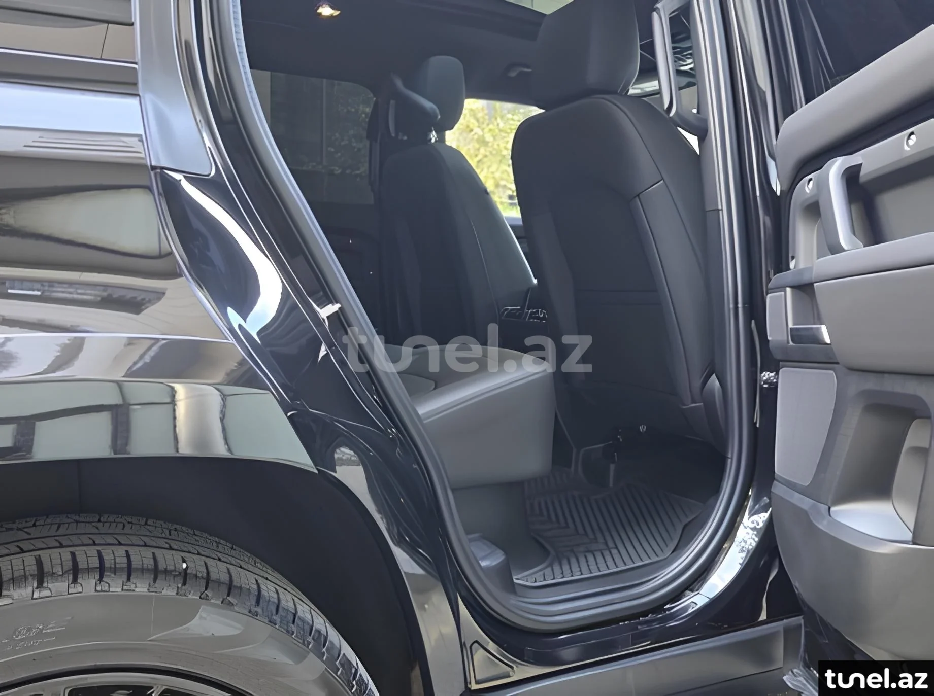Land Rover Defender 2024