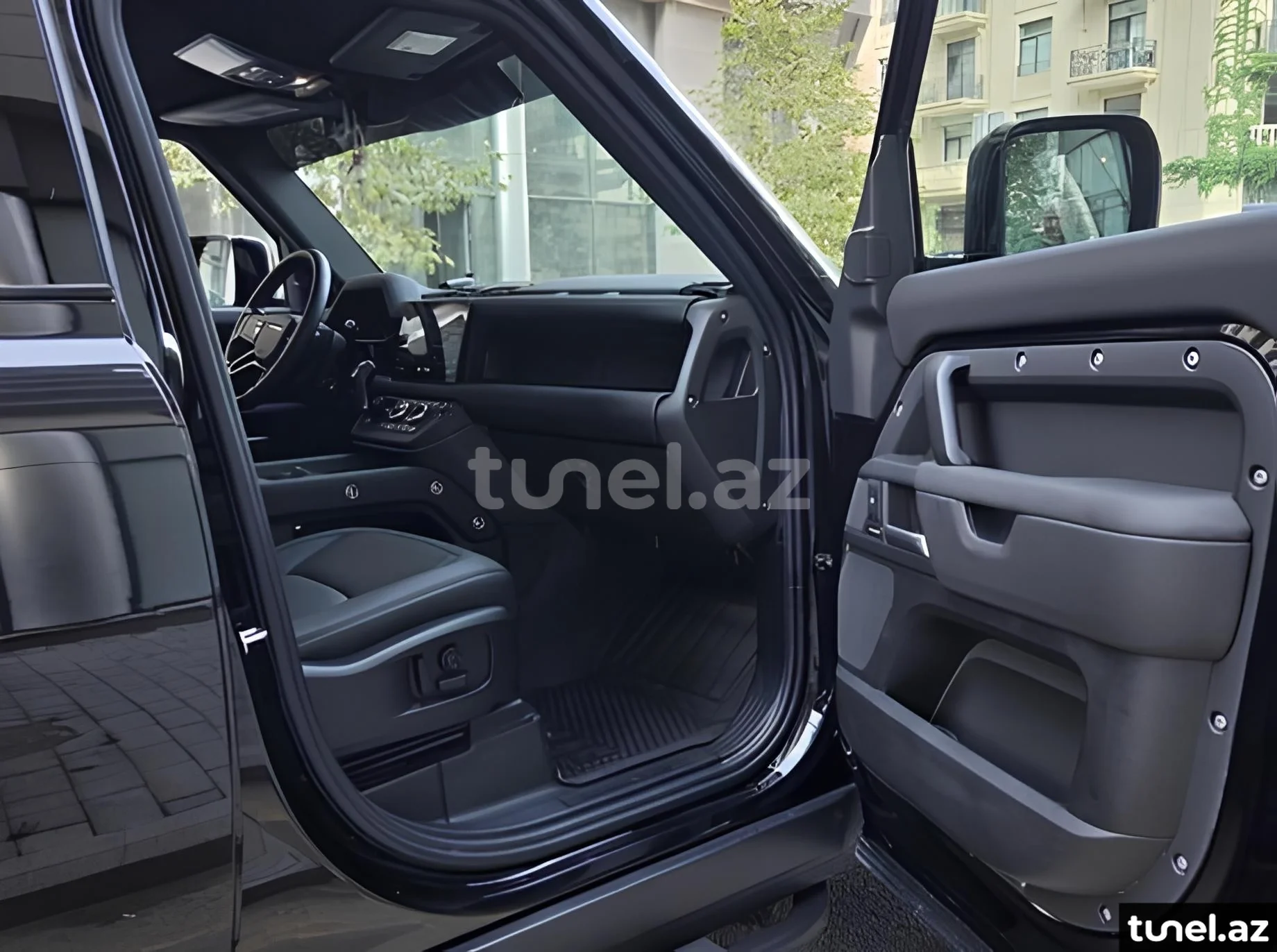 Land Rover Defender 2024